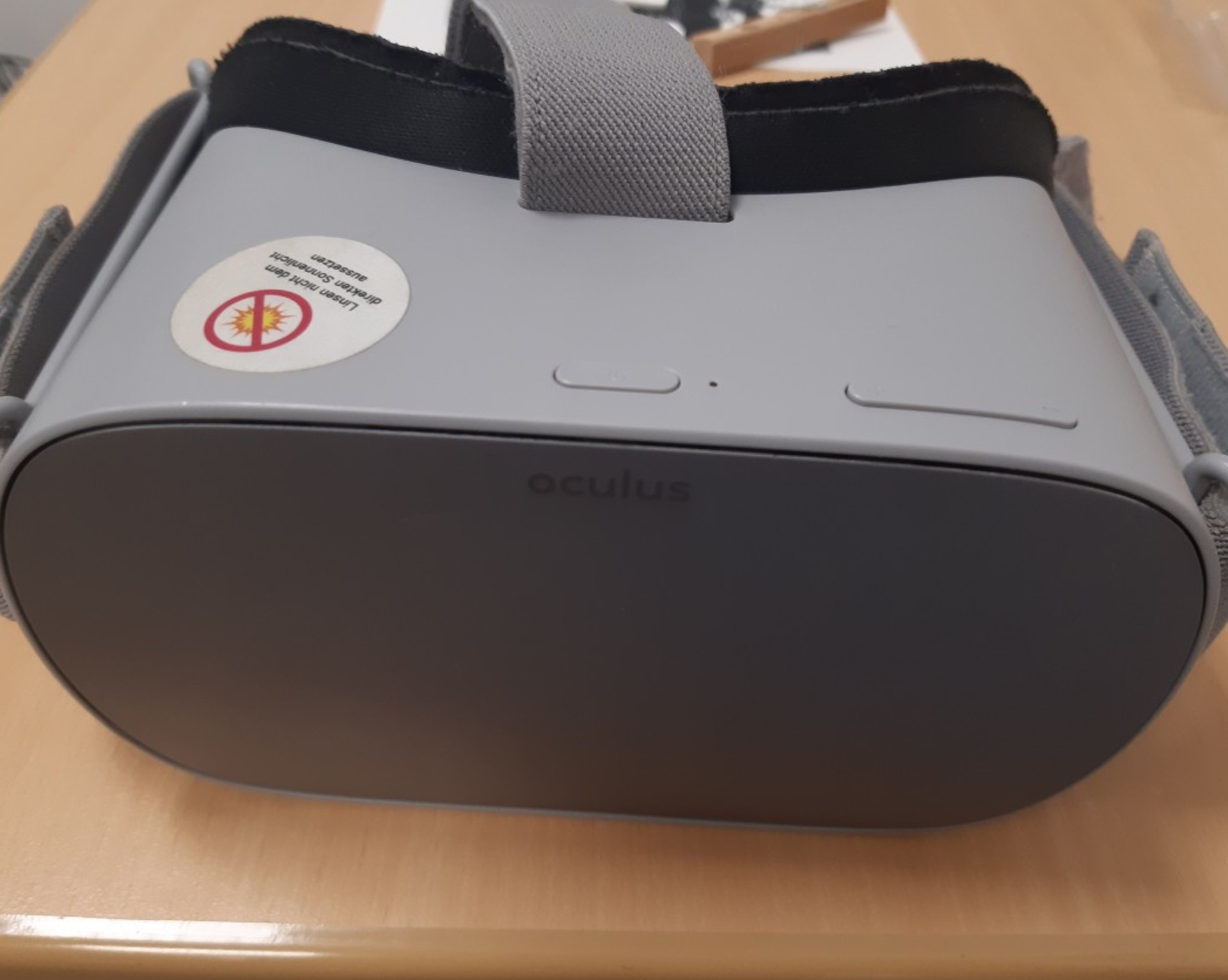 Eine VR-Brille liegt auf einem Tisch.