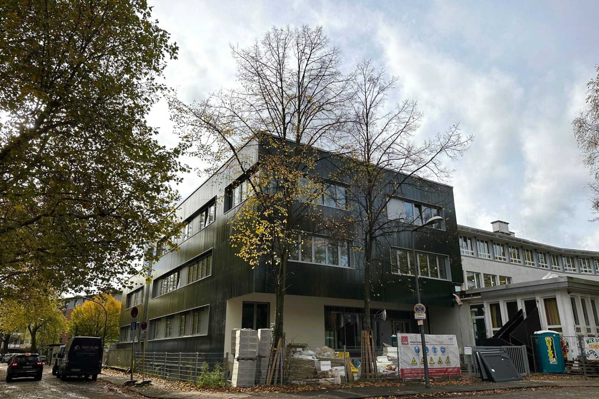 Blick auf das Schulgebäude in der Gronewaldstraße 1