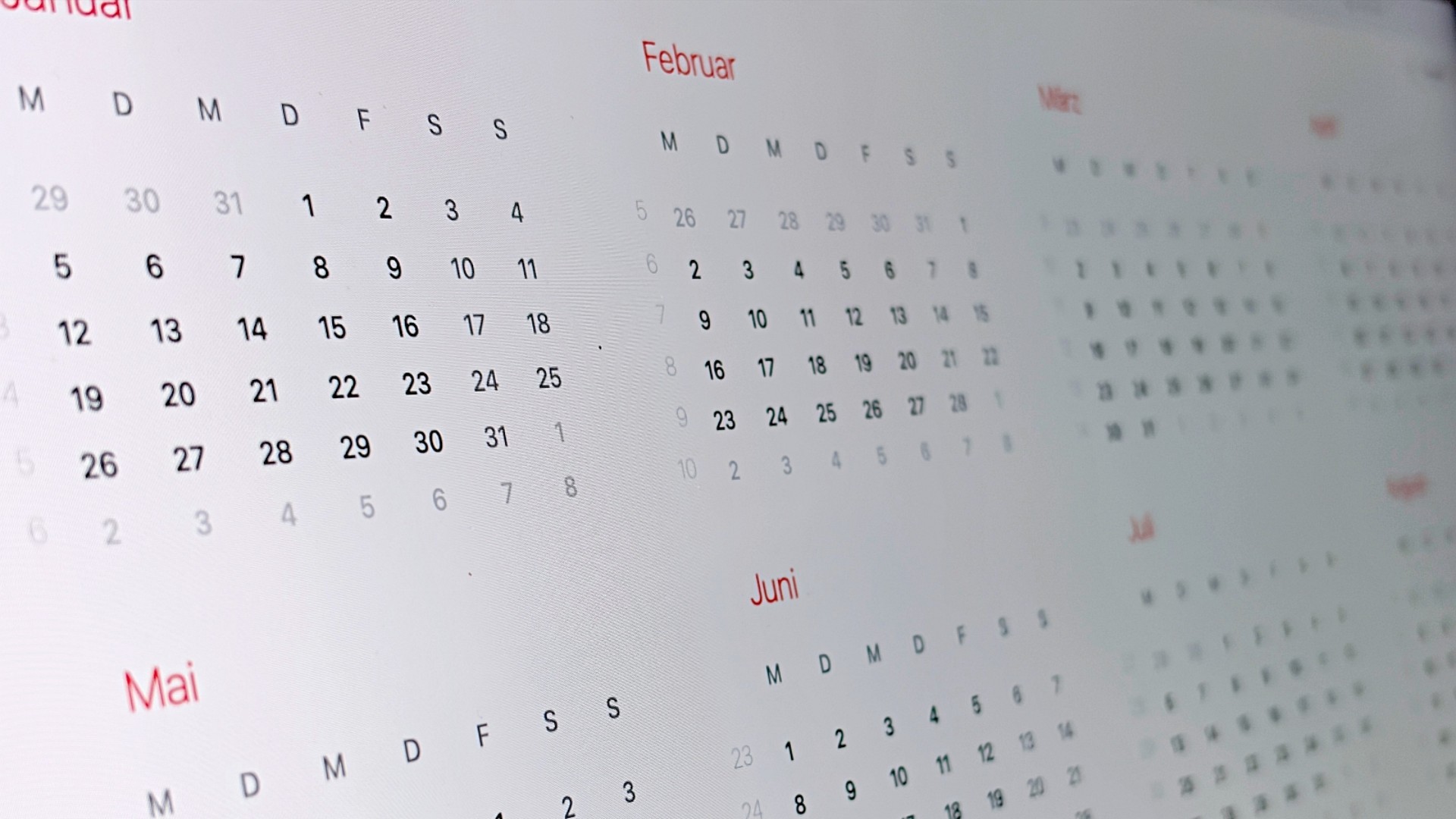 Kalender mit Monatsübersichten