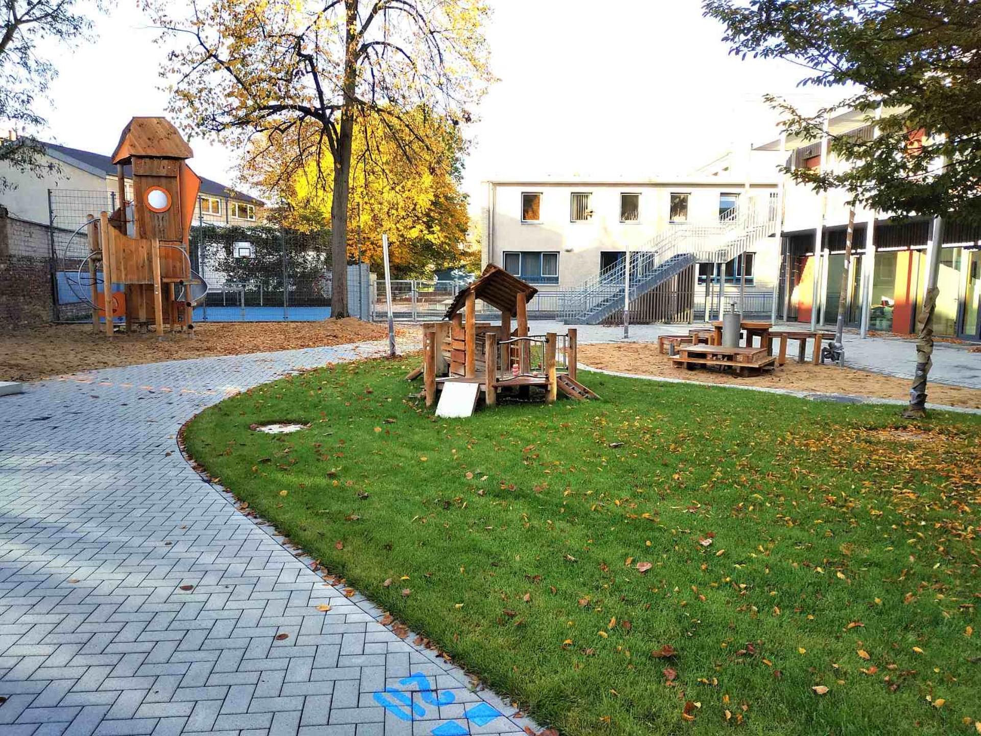 Außengeländes des Kindergartens mit Wegen, Wiese, Spielgeräten