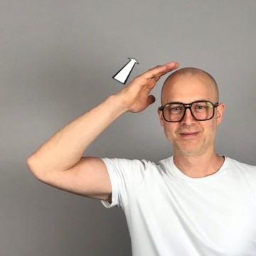 Porträtfoto und Namensgebärde Dirk Flügel