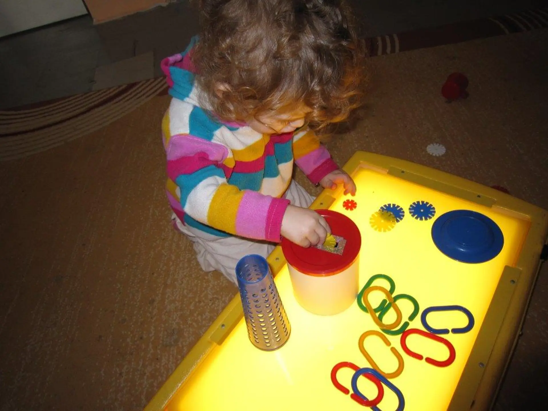 Kind arbeitet an einer Lightbox
