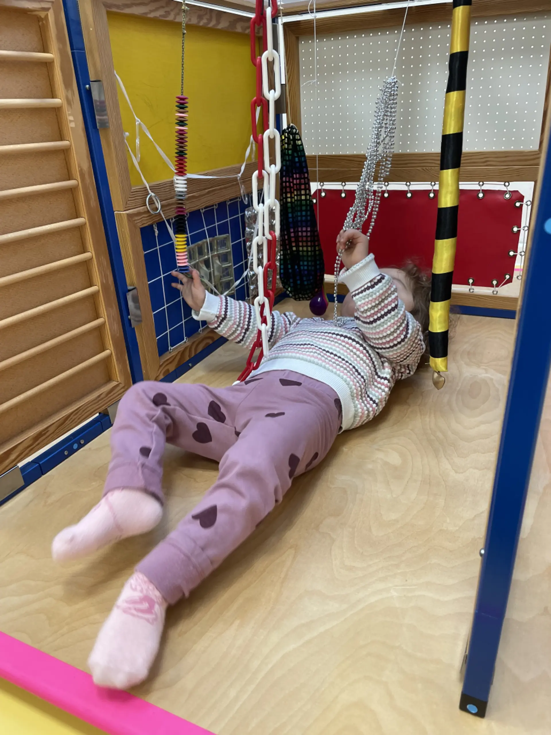 Kind macht haptische Therapie im mobilen Therapieraum 