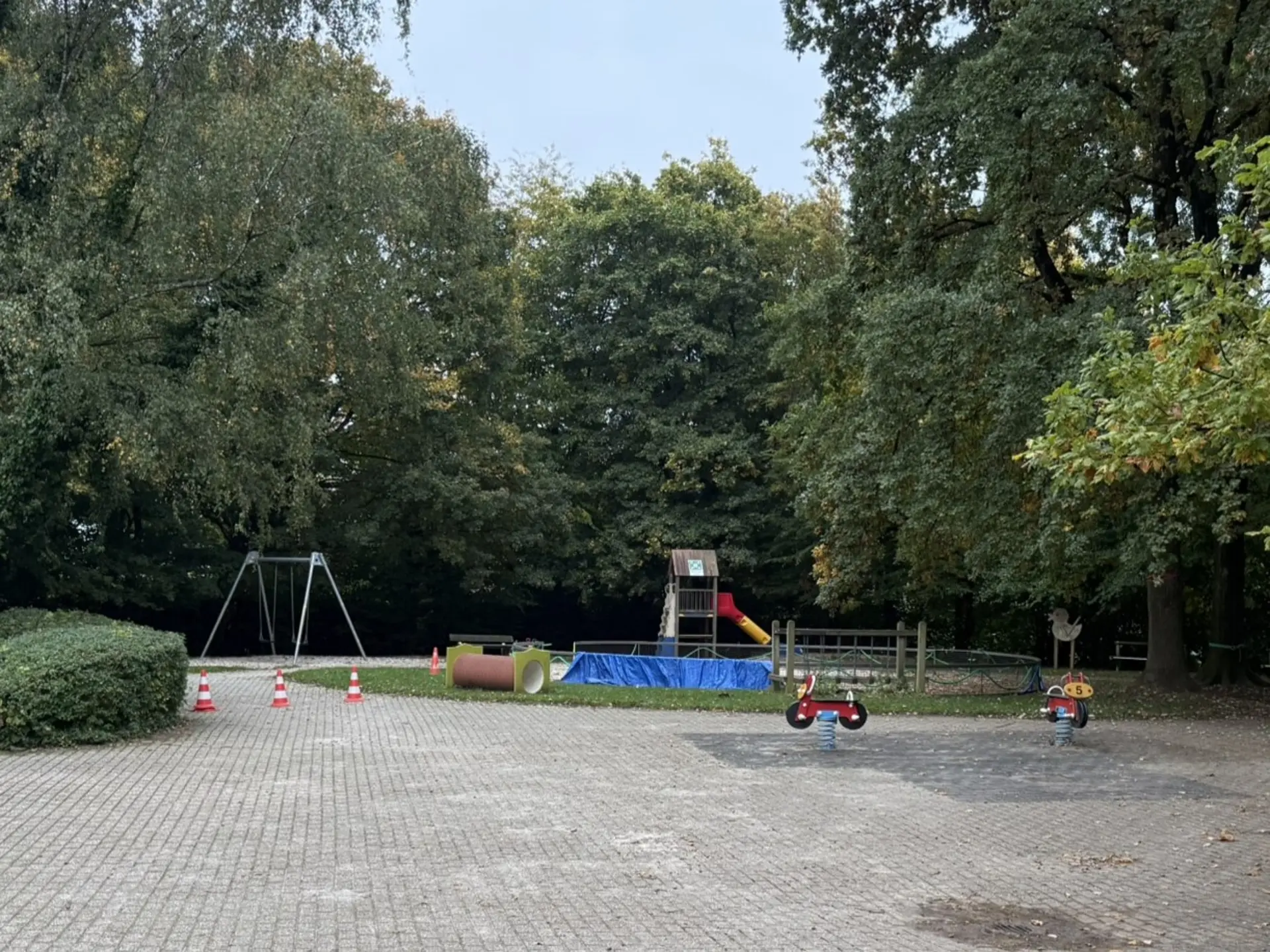 Außenbereich der Vorschule mit Spielgeräten