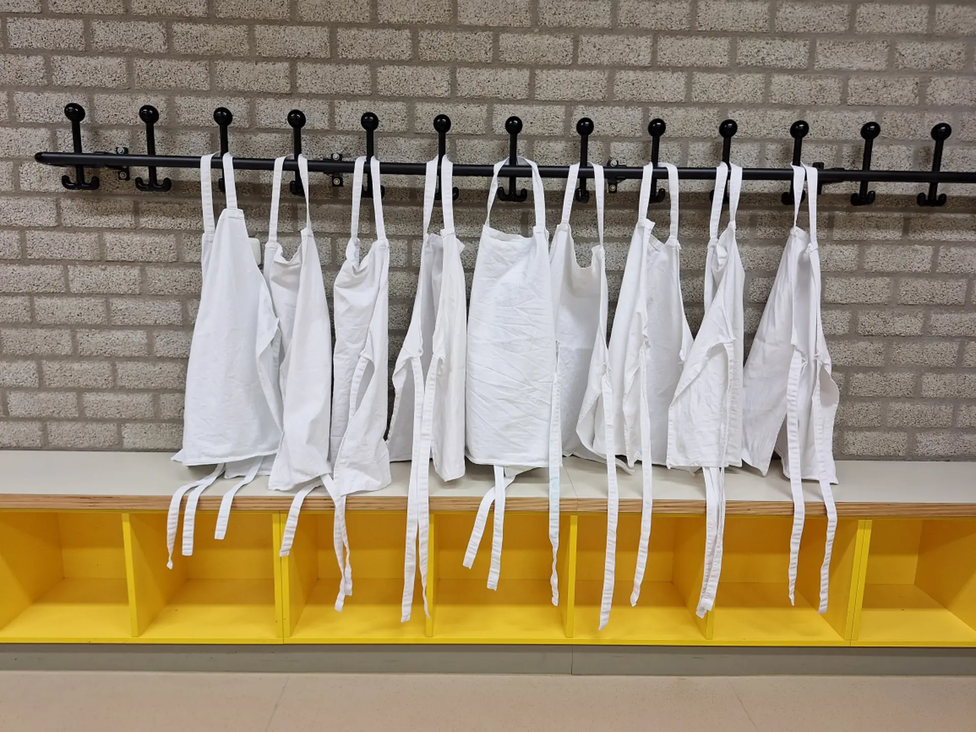 Schürzen in der Schulküche