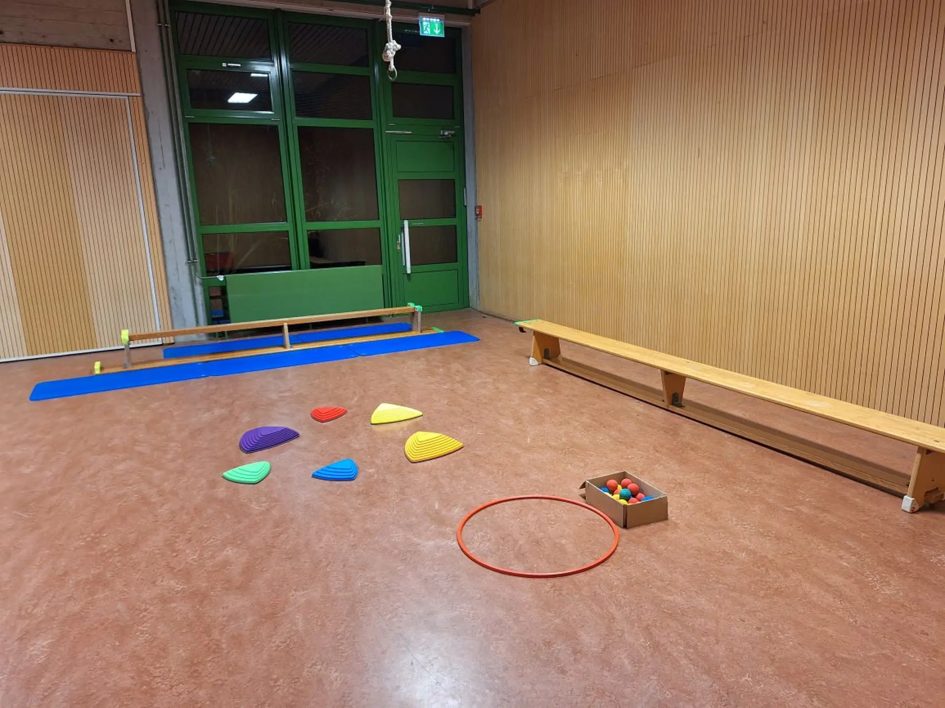 Unsere Turnhalle mit bunten Balanciersteinen