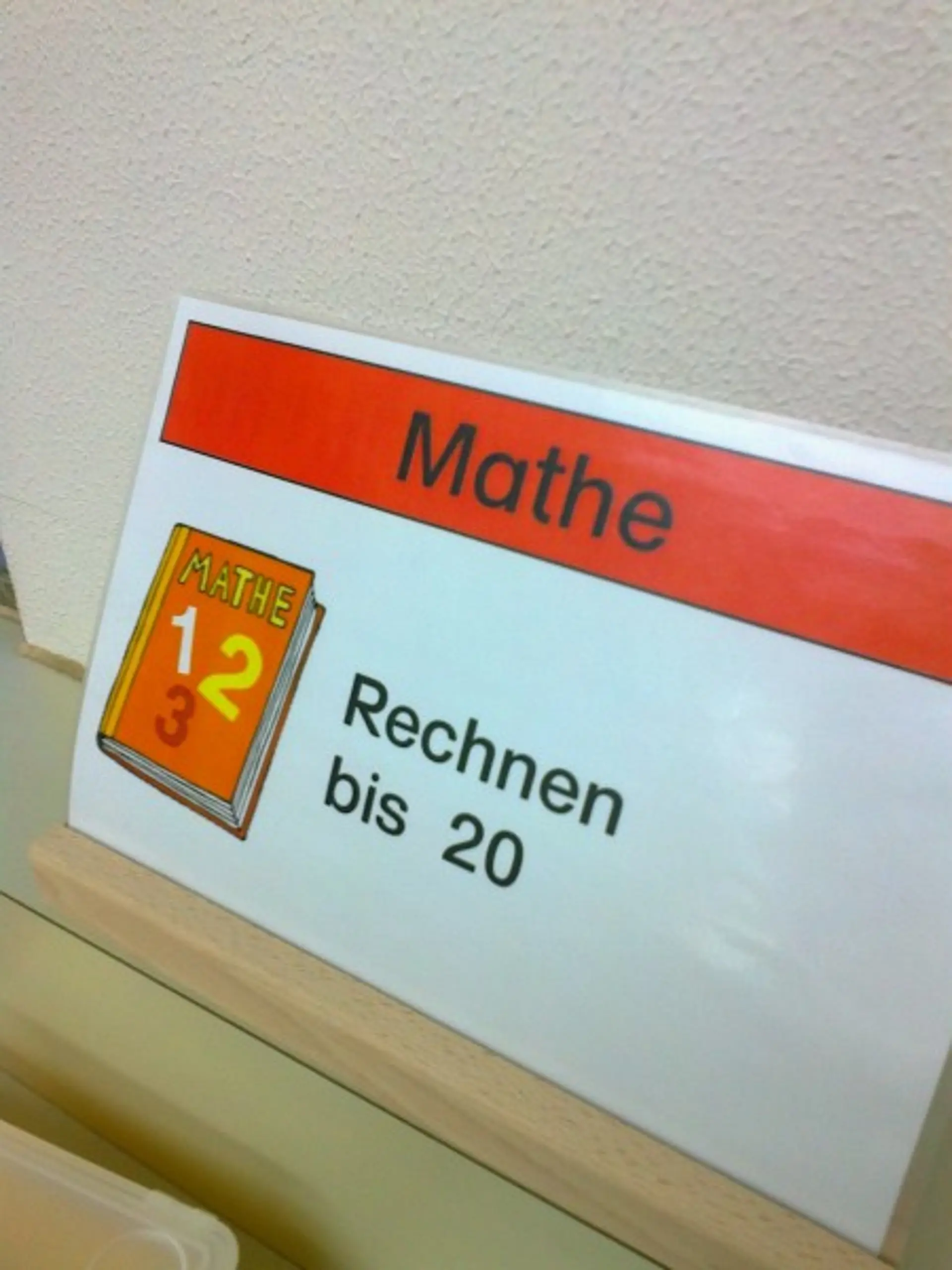 Hilfsmittel im Gemeinsamen Lernen: große Beschilderung für Schulfächer