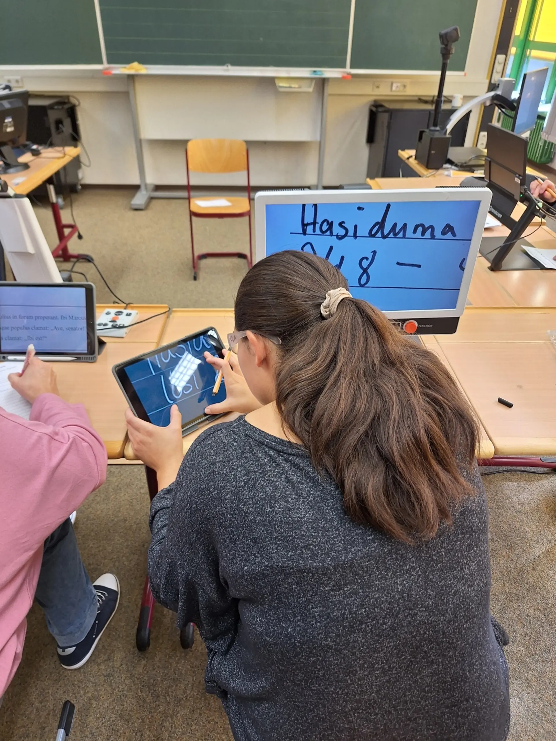 Einblick in Schulbegleiter*innen-Kurs – eine Frau arbeitet mit einem Tablet zur Vergrößerung der Schrift