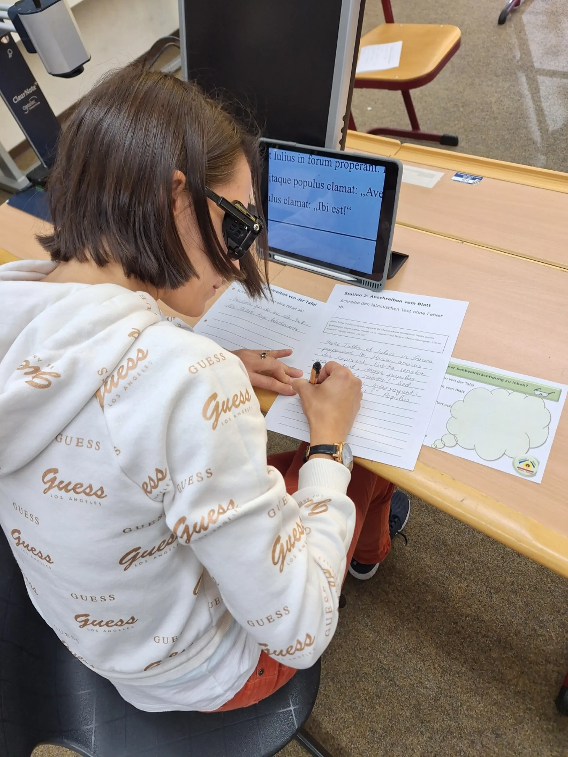 Einblick in Schulbegleiter*innen-Kurs – eine Frau trägt eine Simulationsbrille zur Sehbeeinträchtigung