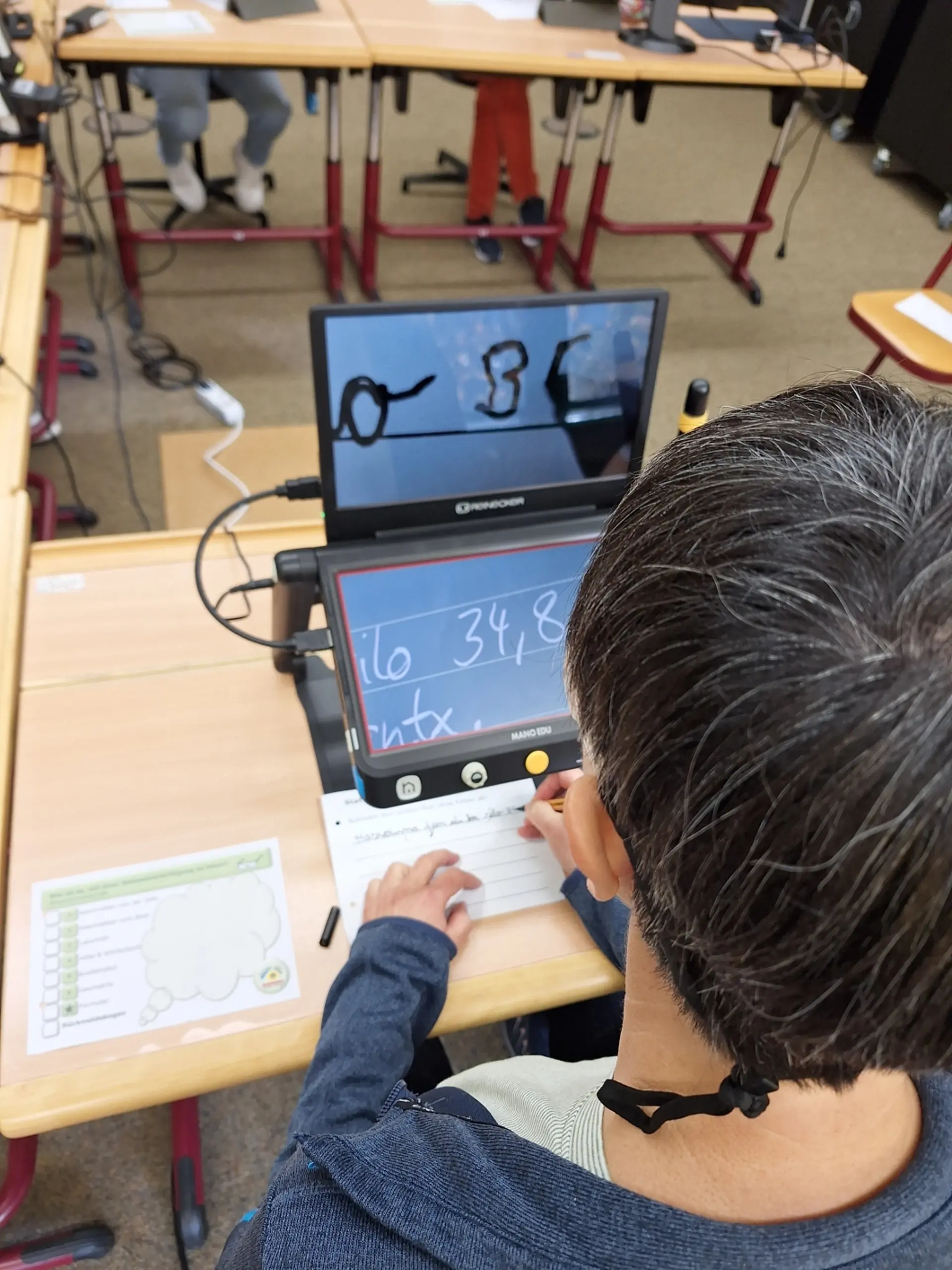Einblick in Schulbegleiter*innen-Kurs – Teilnehmende des Kurses testet visuelle Hilfsmittel für Sehbeeinträchtigungen