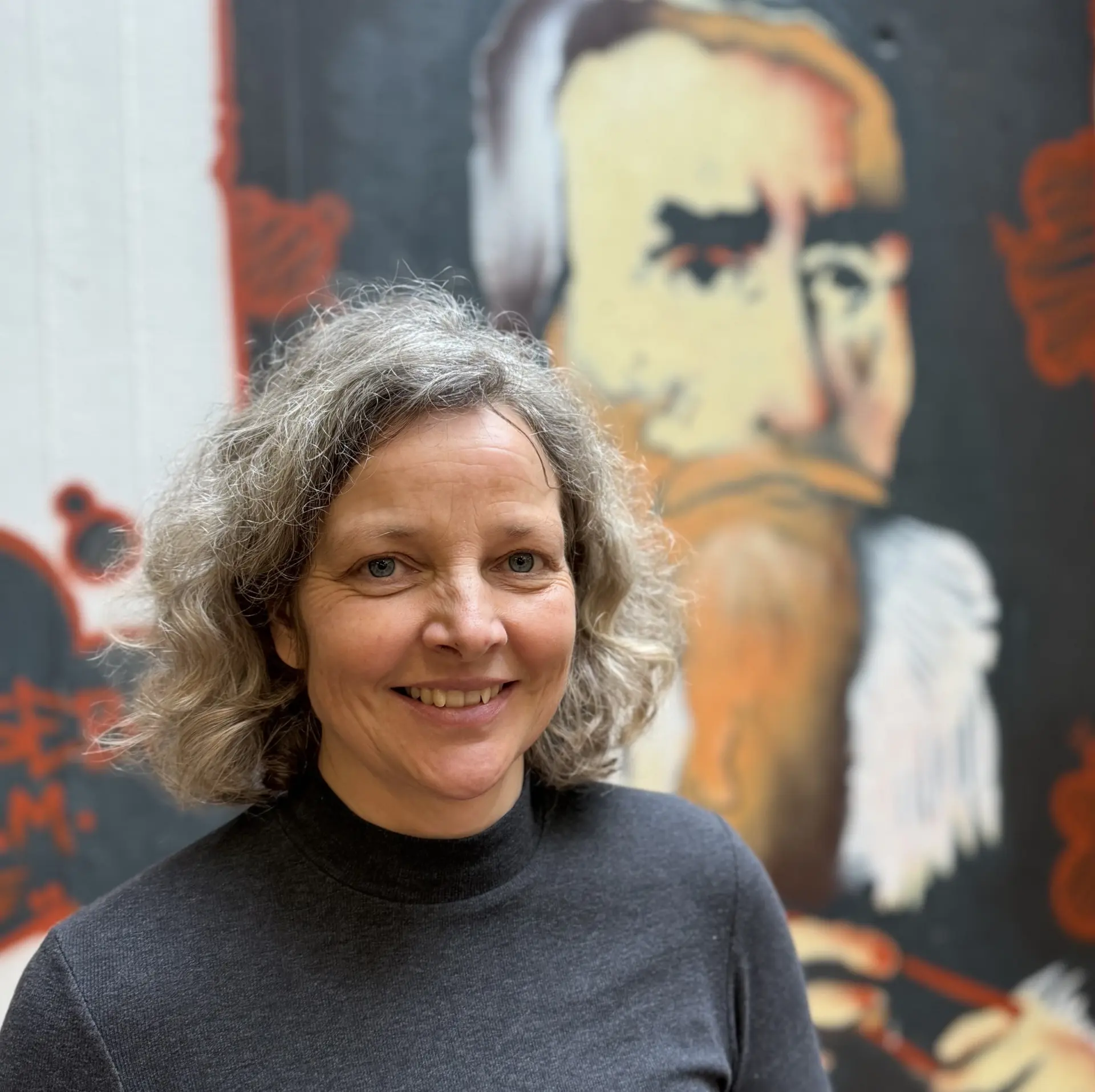 auf dem Bild ist die neue Schulleiterin der LVR-Johannes-Kepler-Schule vor einem Graffitto von Johannes Kepler zu sehen