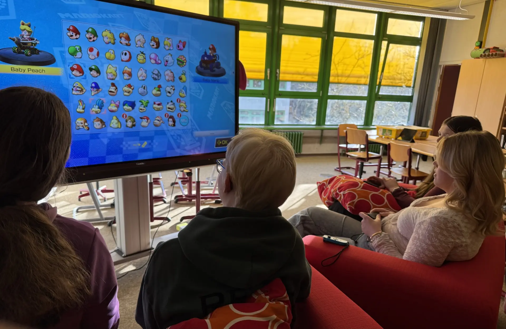 Schüler*innen beim gemeinsamen Mario Kart-Spiel
