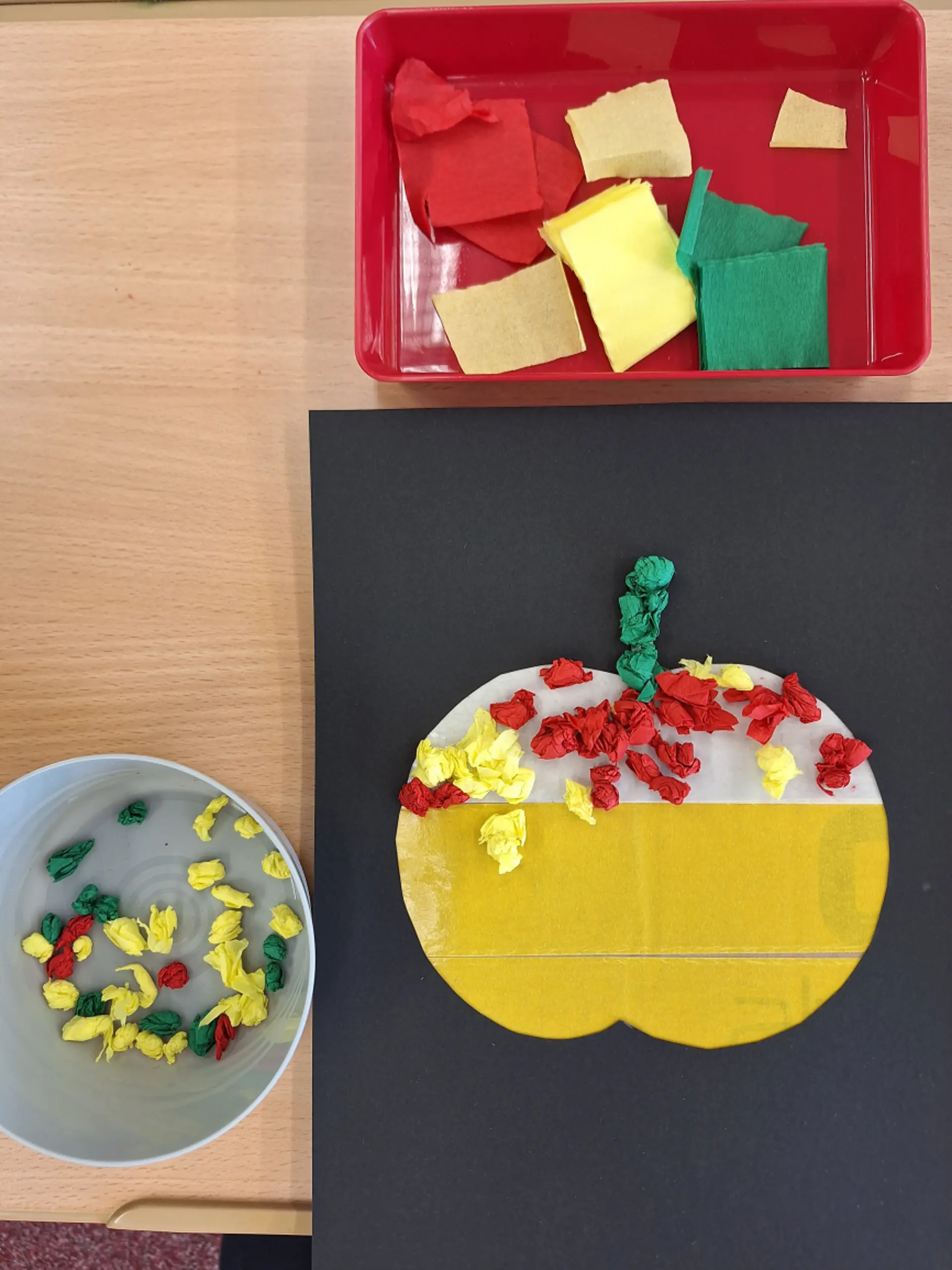 Kunstunterricht in der Primarstufe: gebastelter Apfel