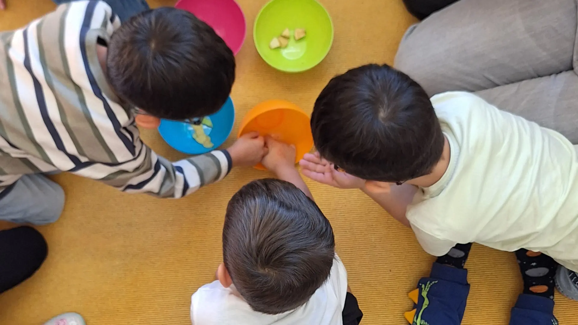 Vorschulkinder sitzen im Morgenkreis