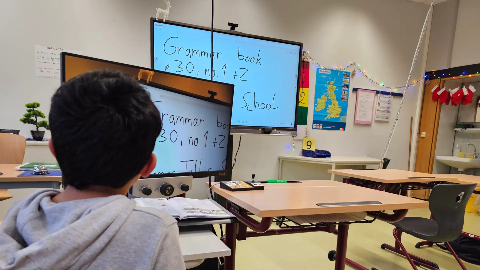 Schüler sitzt in der Klasse und schaut auf den Monitor seines Bildschirmlesegerätes. 