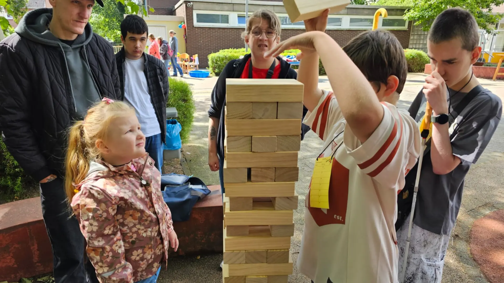 Abbildung von verschiedenen Händen in Patchwork-Optik