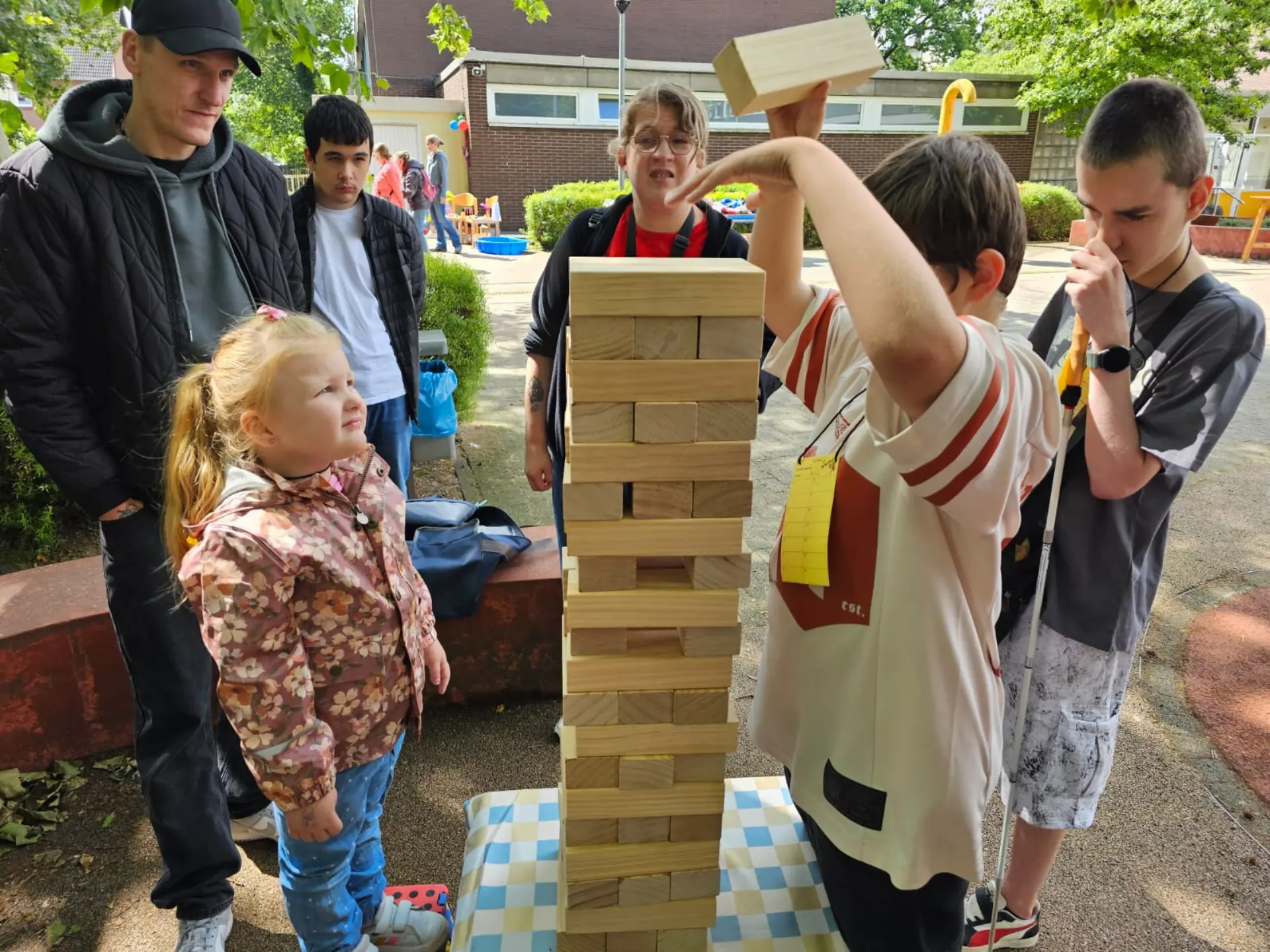 Mehrere Kinder spielen Riesen-Jenga 