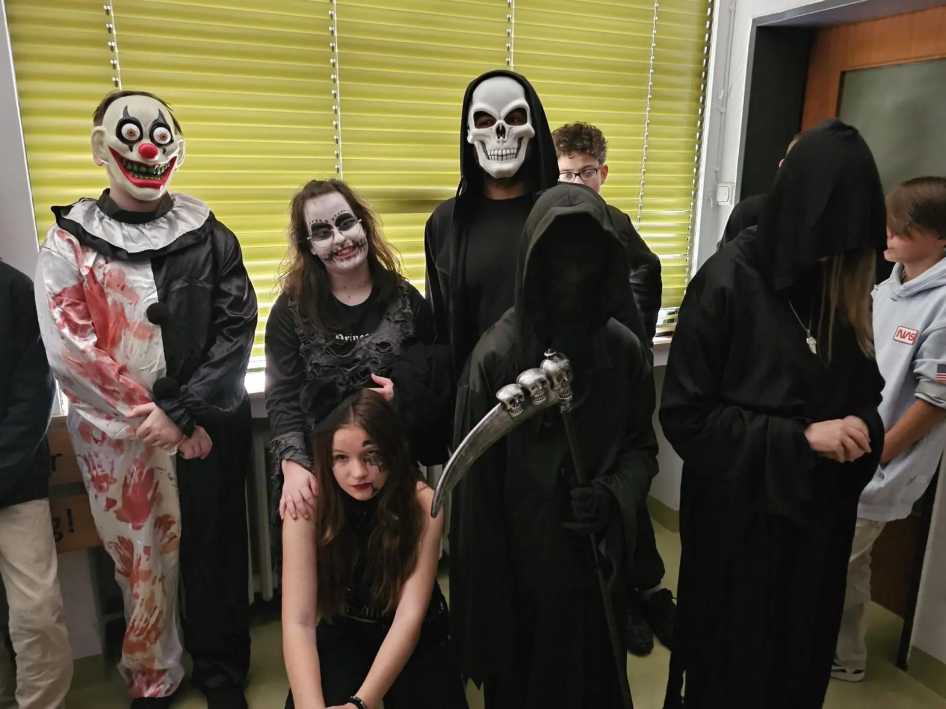 Eine Gruppe Jugendlicher in Halloween-Kostümen.