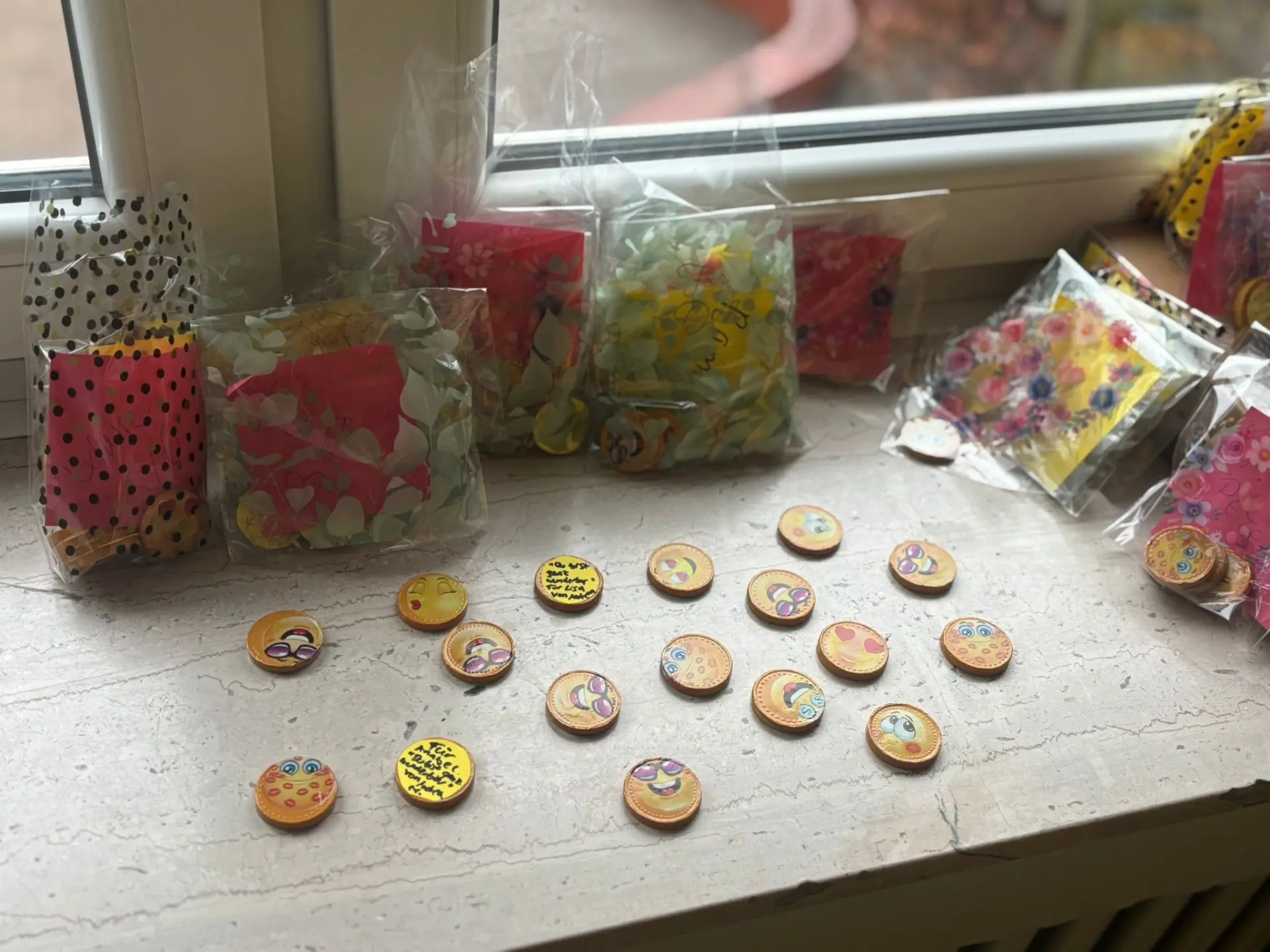 Schokosmileys mit verschiedensten Gesichtern auf der Fensterbank 