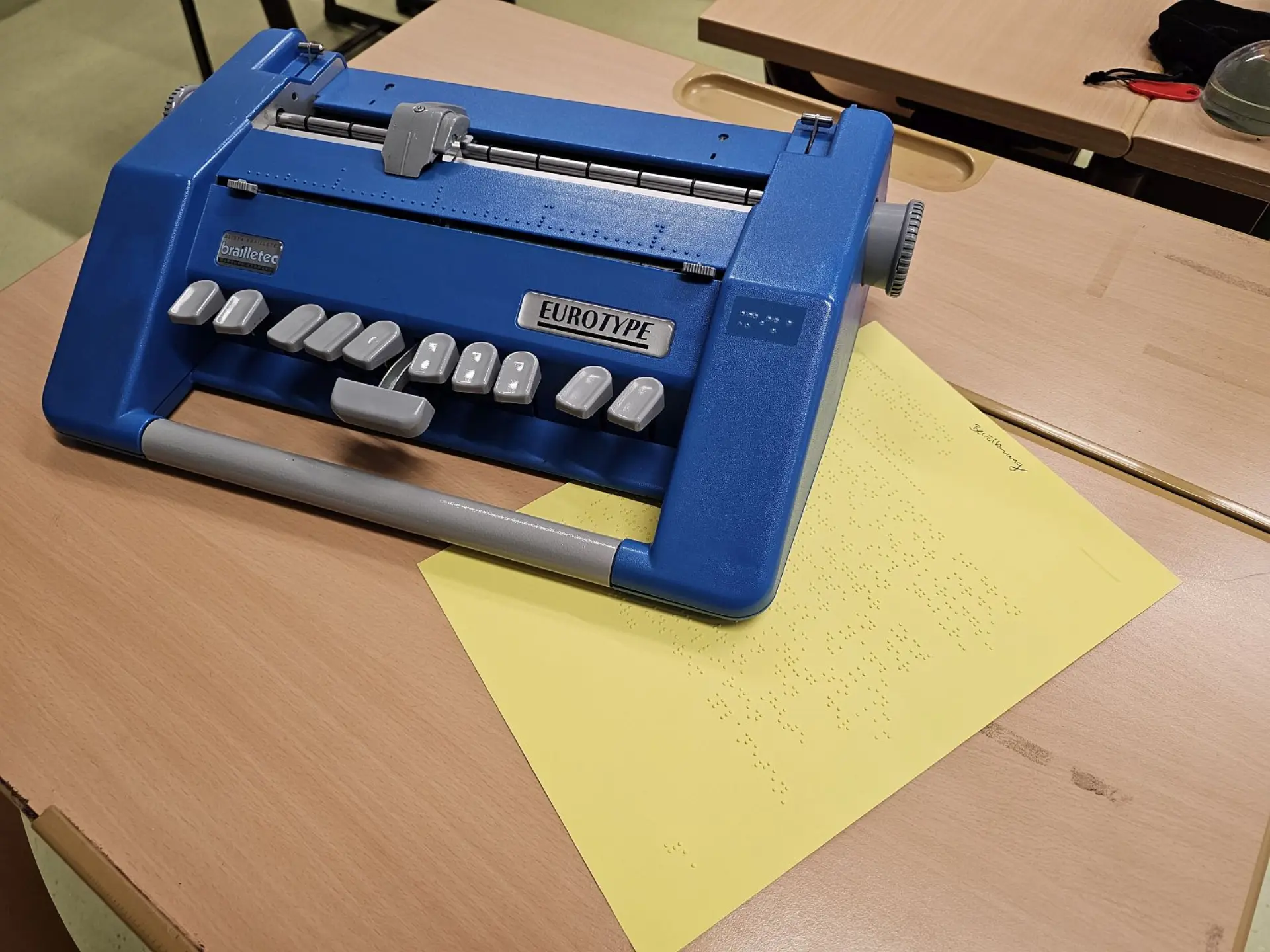 Ein Brailledrucker steht auf einem Tisch.