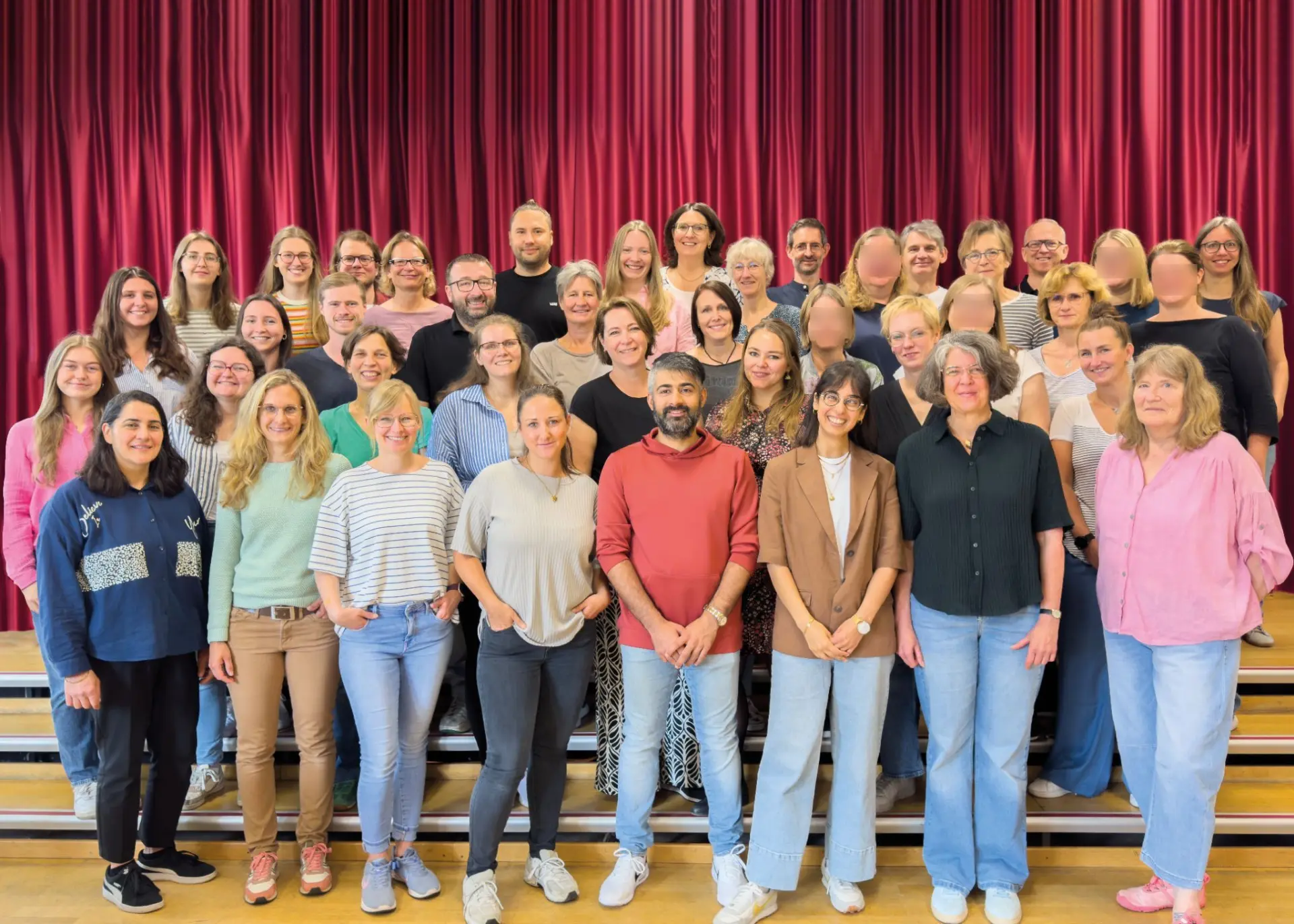 Gruppenbild aller Lehrer*innen der LVR-Johanniterschule