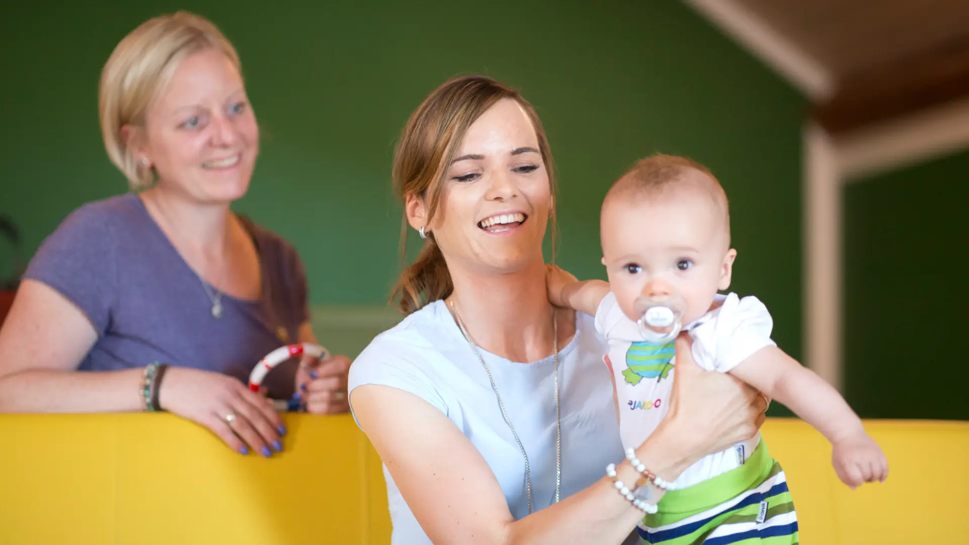 zwei junge Frauen mit Baby