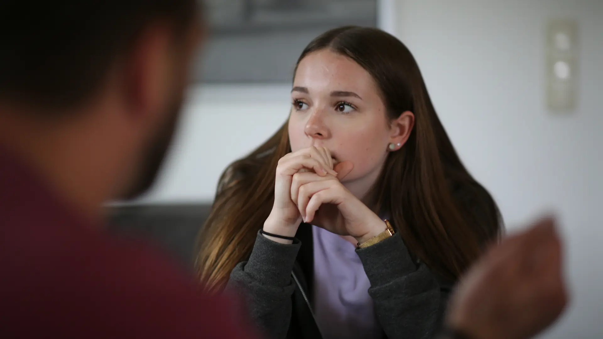 Junges Mädchen mit Erzieher im Gespräch