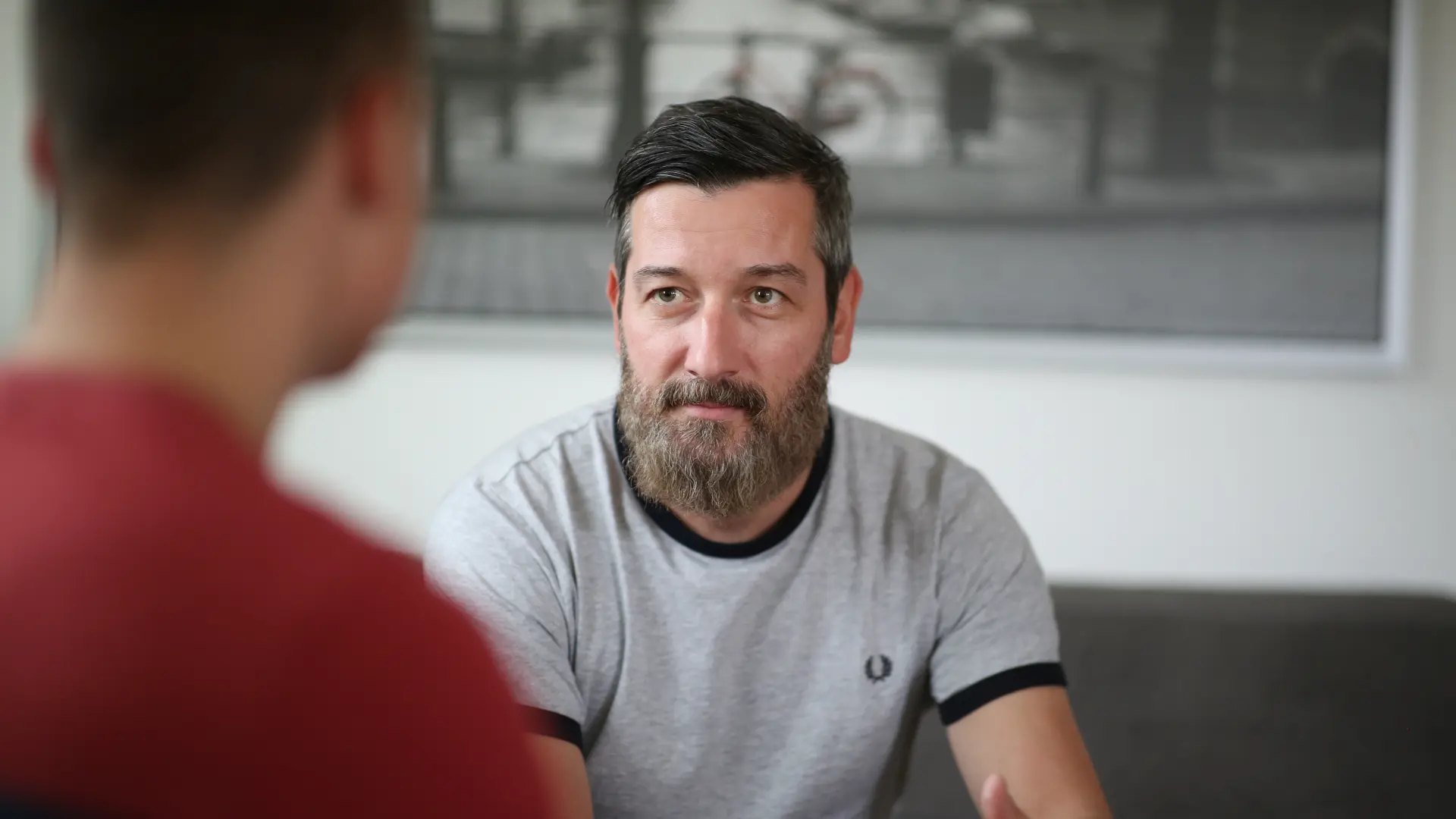 Junger Mann mit Erzieher im Gespräch