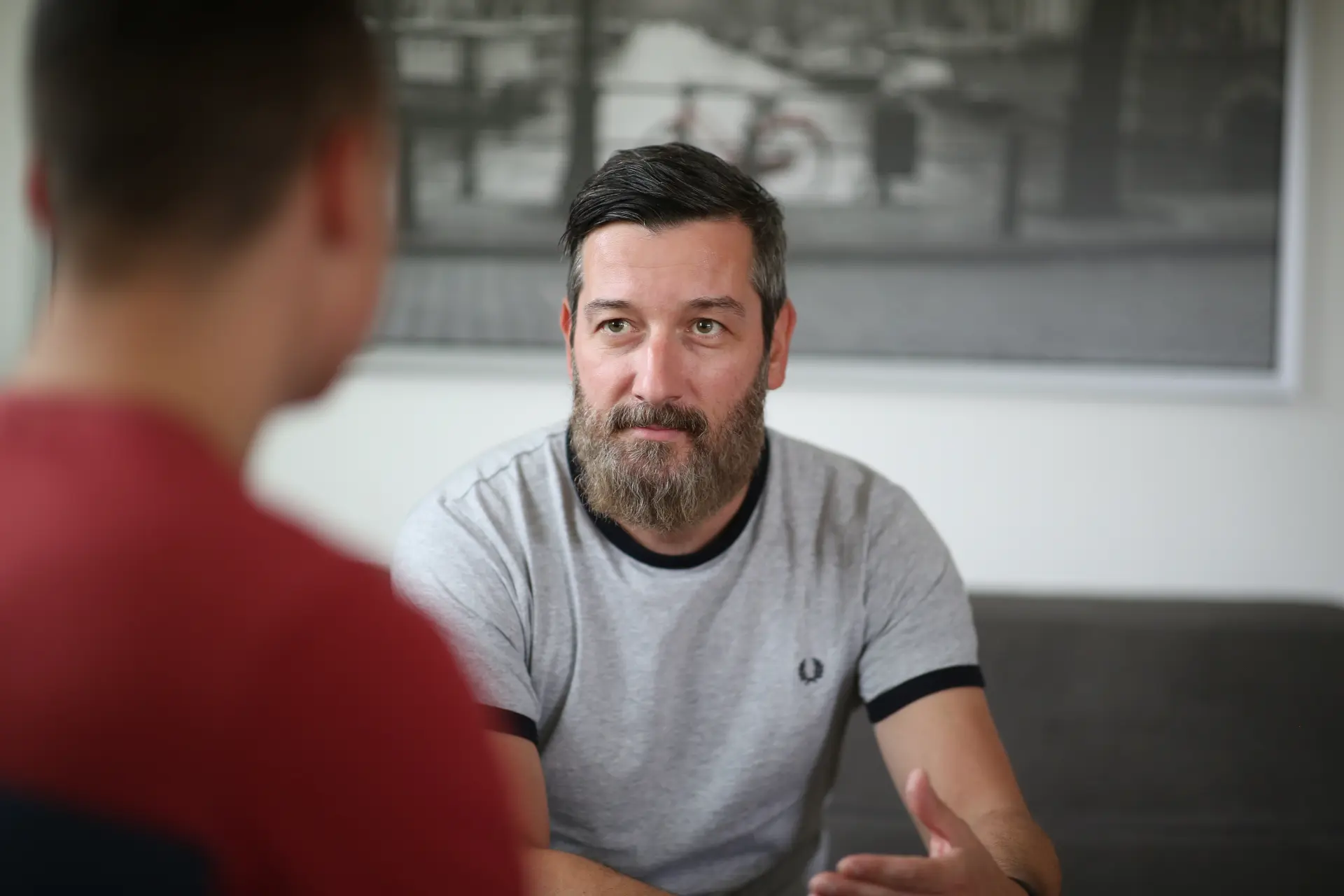 Junger Mann mit Erzieher im Gespräch
