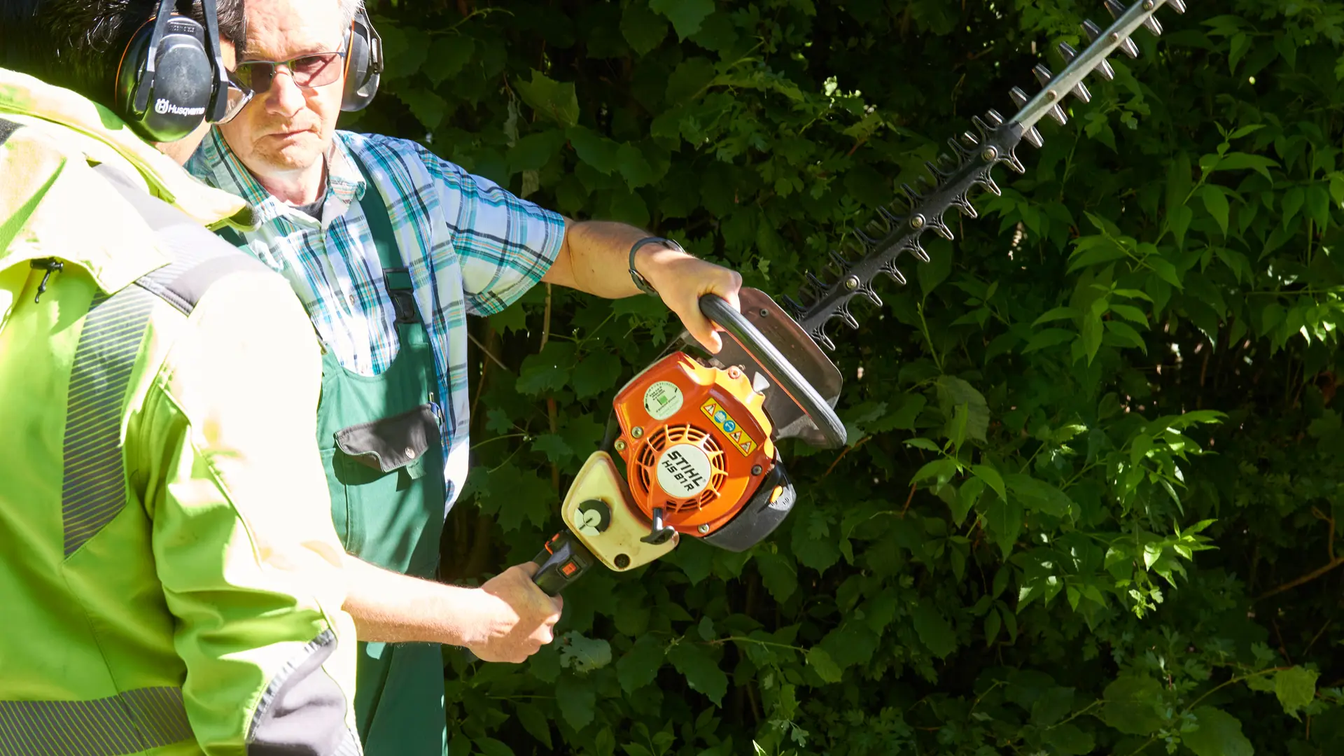 Gärtner mit elektrischer Heckenschere