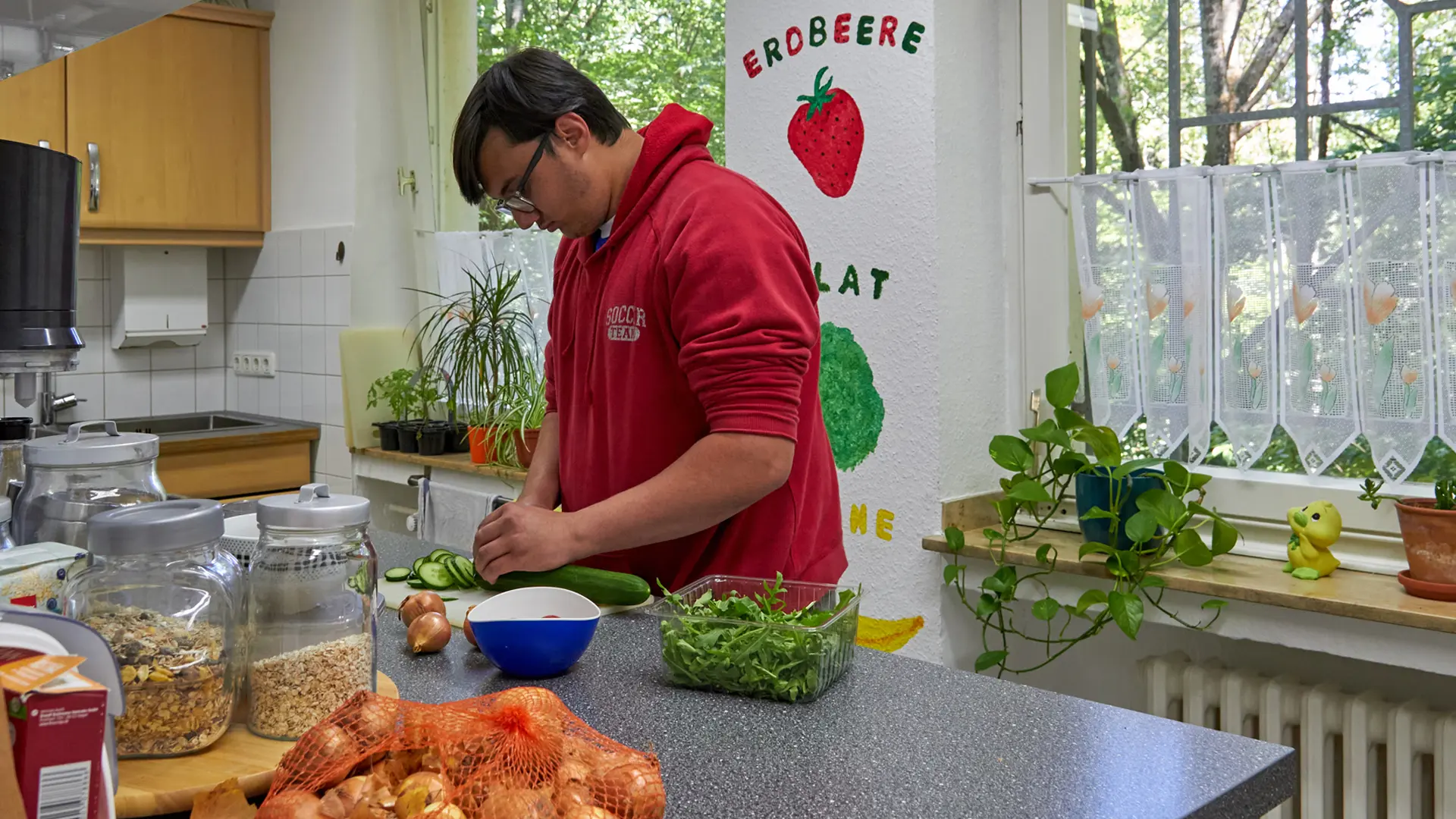 männlicher Teenager in der Küche beim kochen