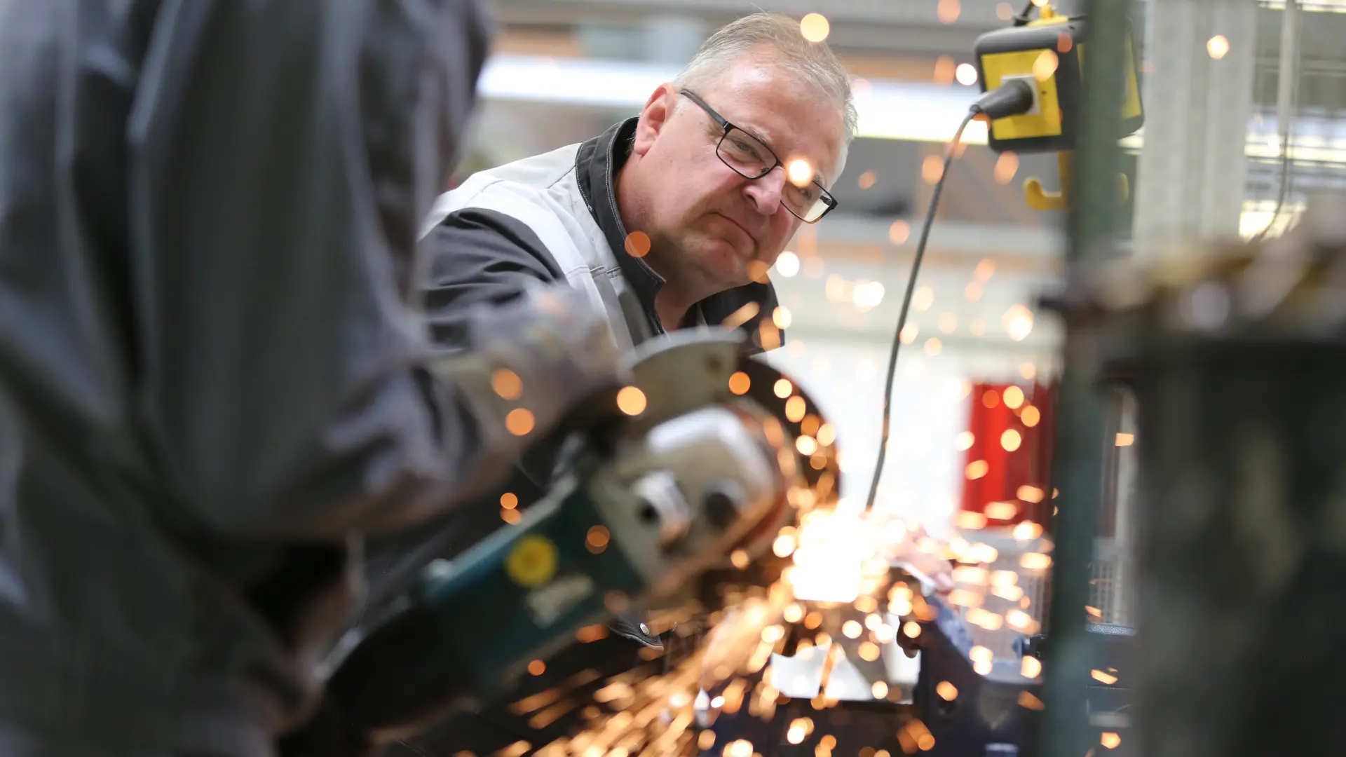 Metallarbeiten mit sprühenden Funken