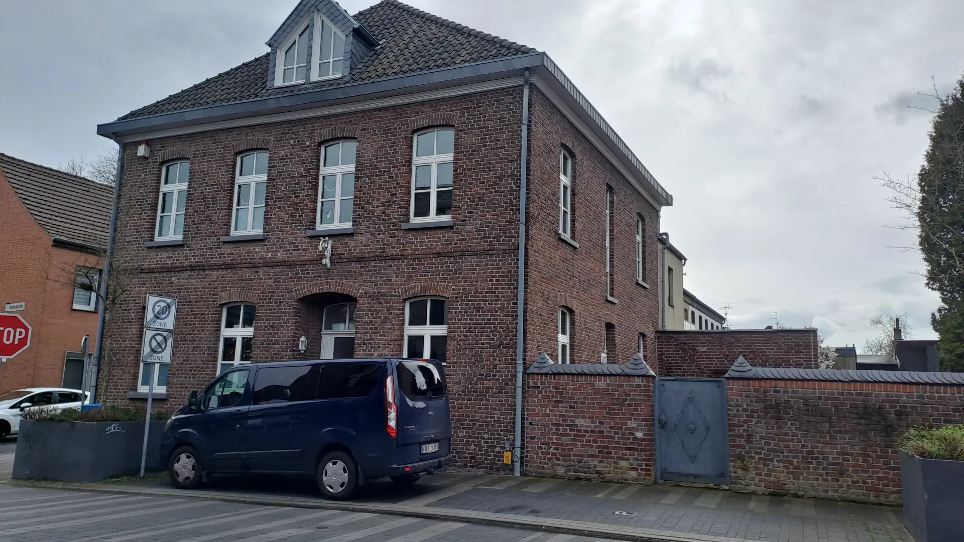 männlicher Teenager in der Küche beim kochen