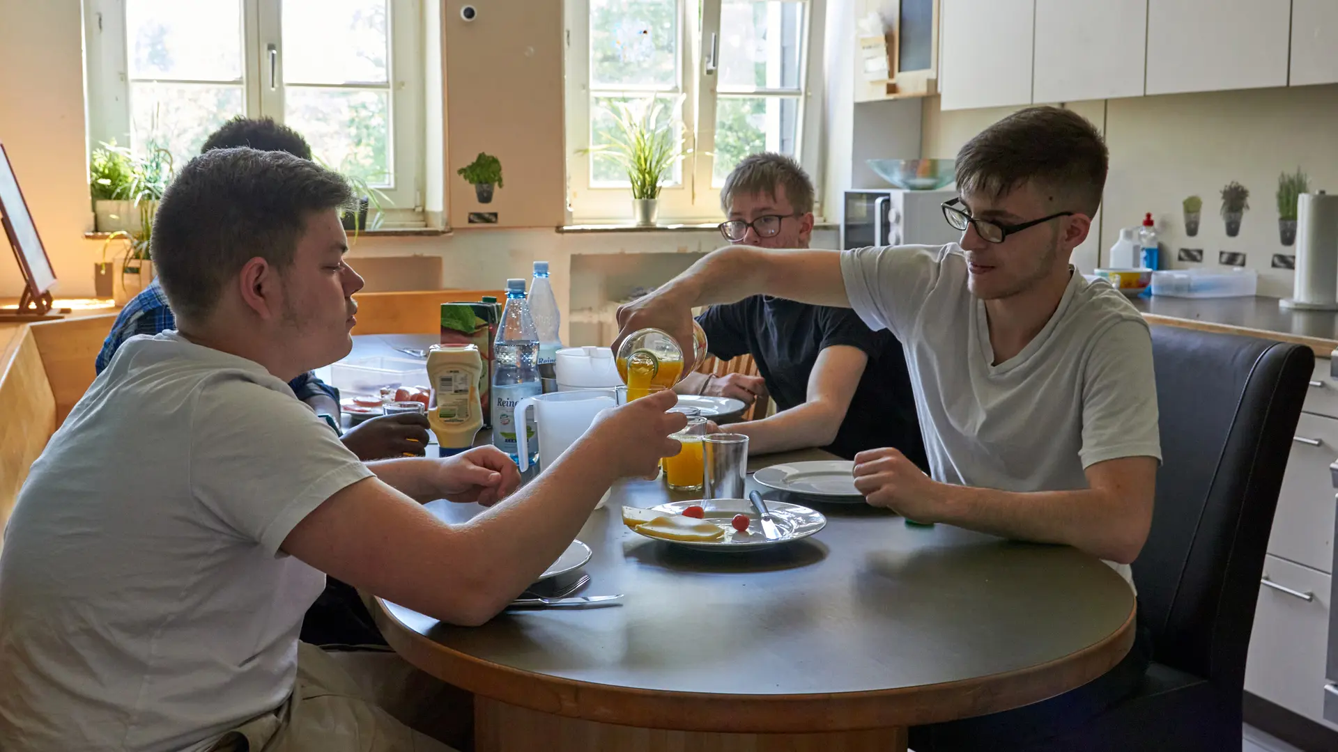 männliche Teenager am Frühstückstisch