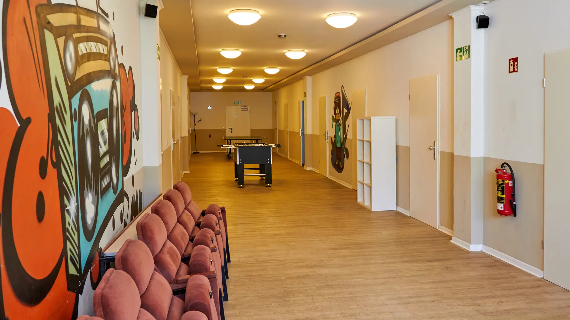 langer Flur, in dem mittig ein Kicker steht