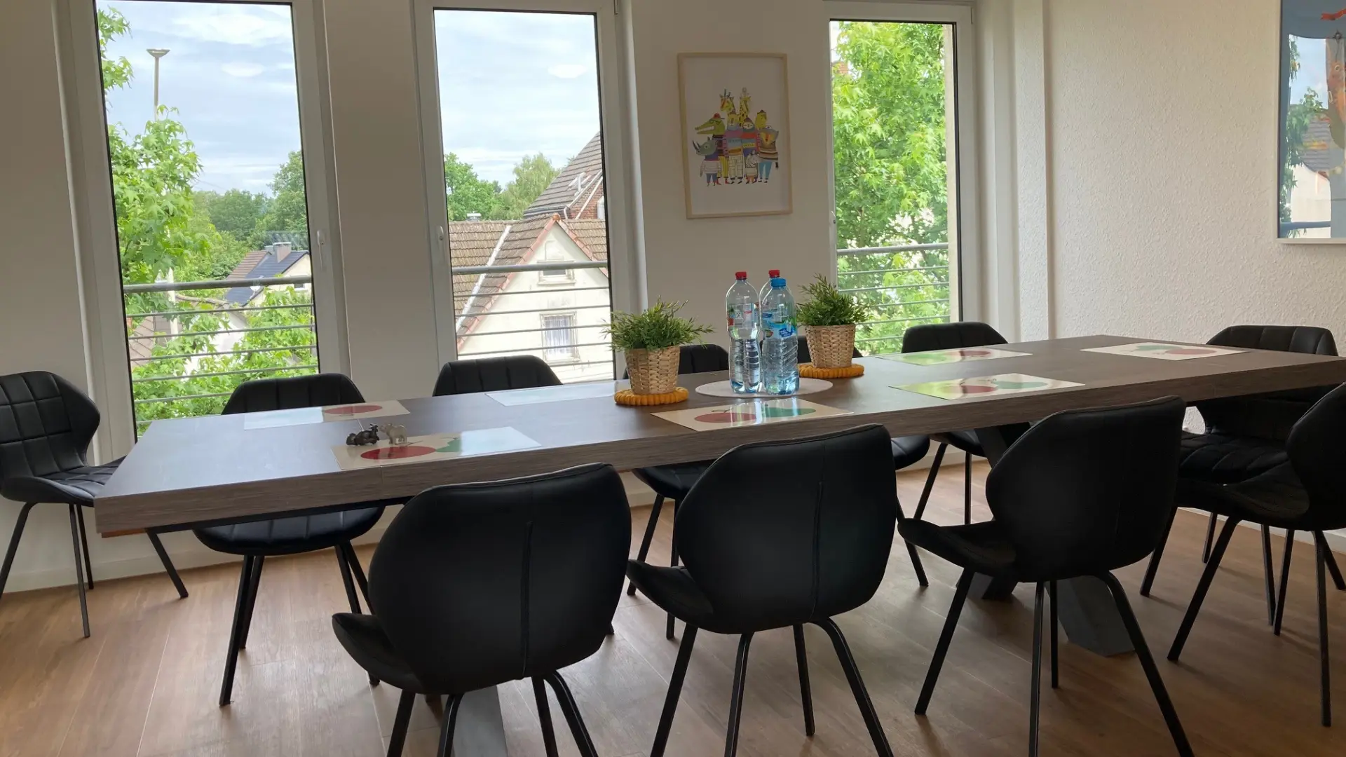 Esstisch mit Blick aus dem Wohnzimmer