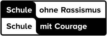  Ein schwarzweißes Viereck mit abgerundeten Ecken ist in vier Flächen aufgeteilt. Auf der ersten Fläche oben links steht 'Schule', direkt daneben steht 'ohne Rassismus'. In der zweiten Zeile steht unten links erneut 'Schule' und direkt daneben 'mit Courage', sodass sich insgesamt der Spruch 'Schule ohne Rassismus, Schule mit Courage' bildet.