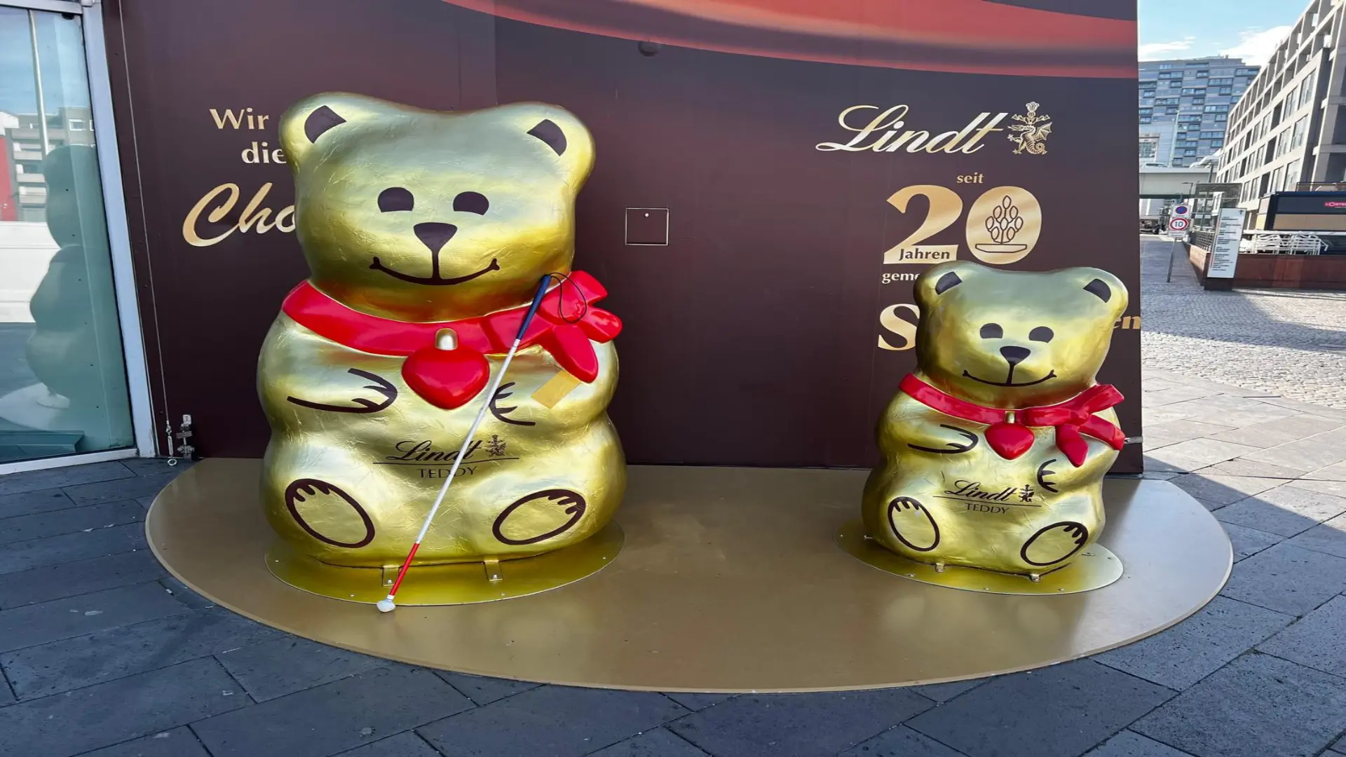 Lindt Bären mit Blindenstöcken