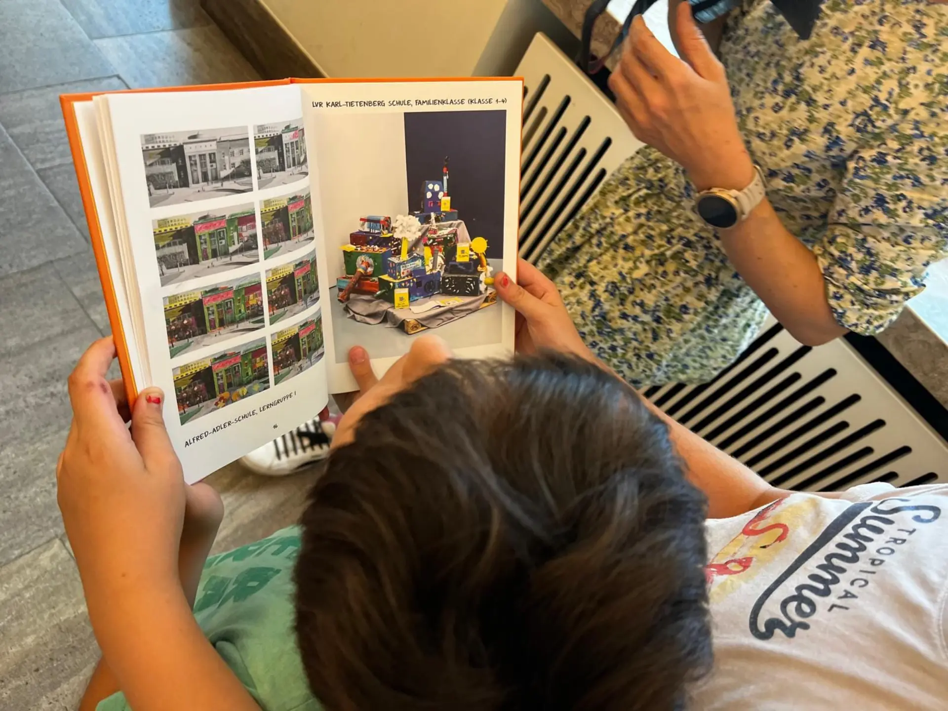 Schüler liest in Buch