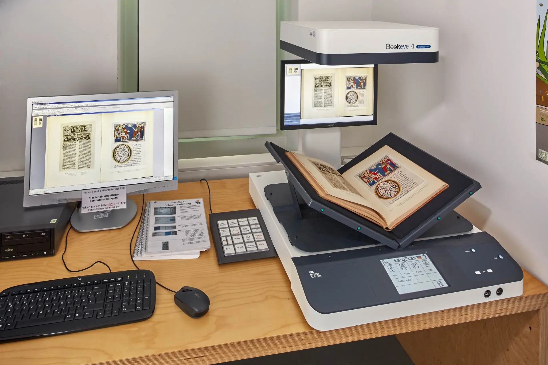 Der Scannerarbeitsplatz mit Computer und einem speziellen Buchscanner.