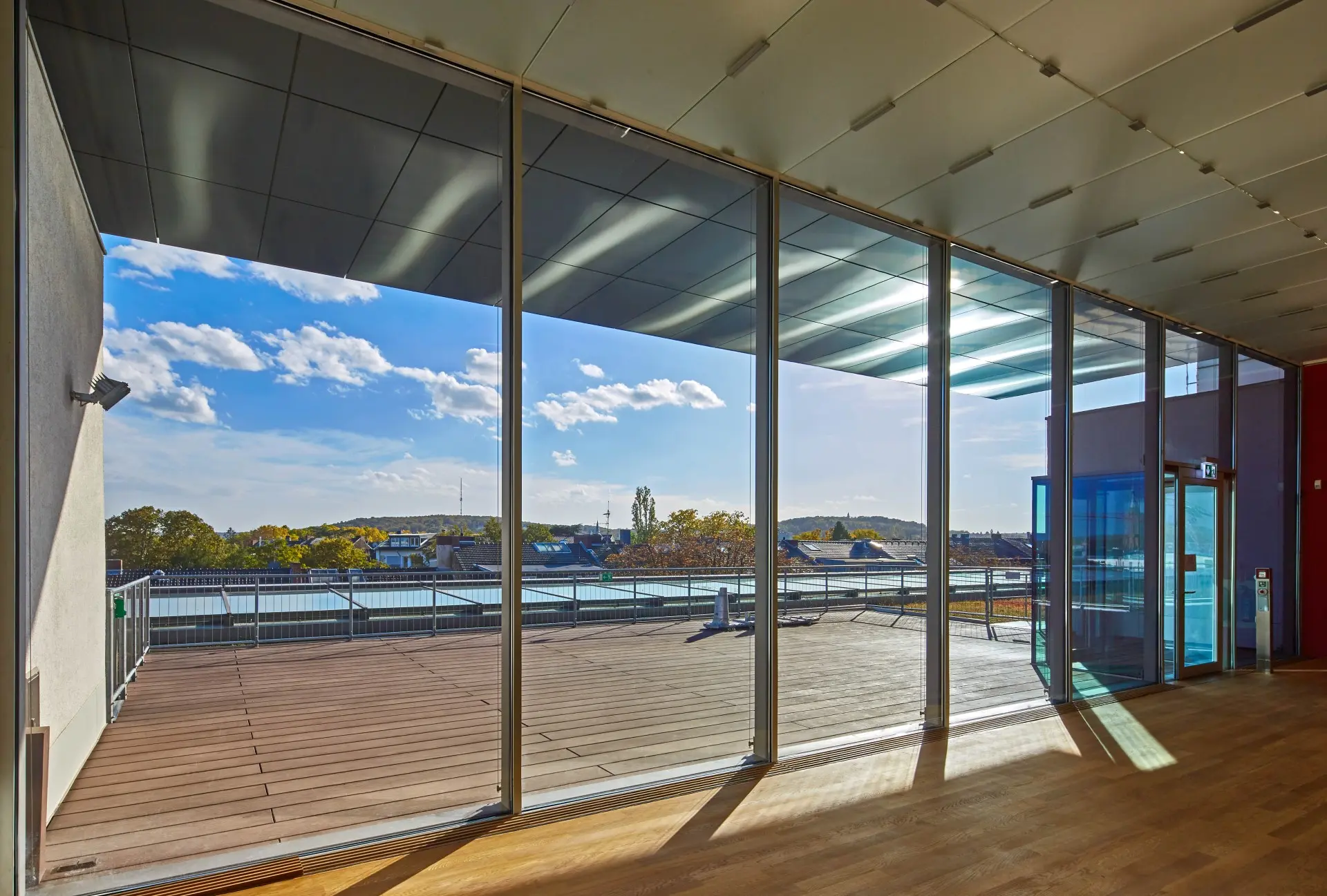 Ein Blick auf die Dachterrasse des Landesmuseums durch die innere Fensterfront.