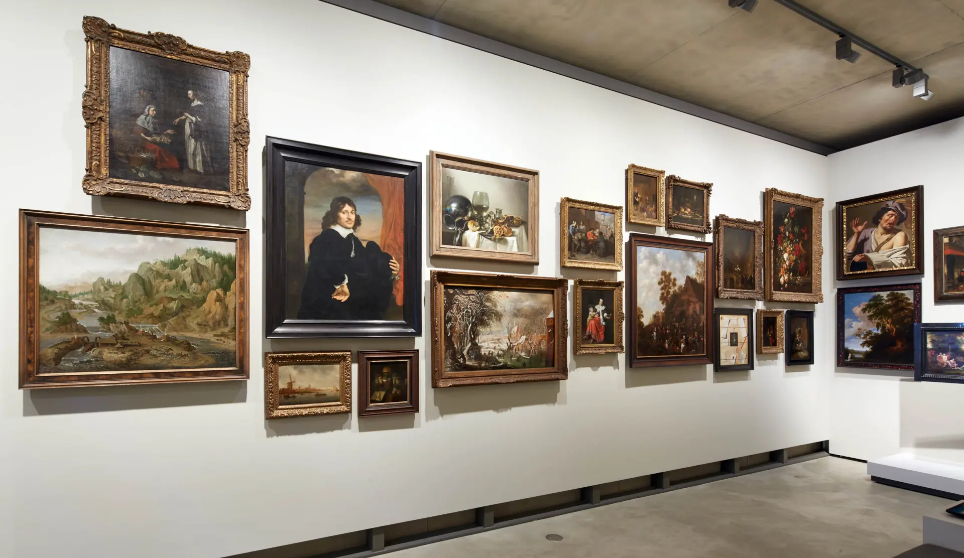 Das Niederländerkabinett in der Dauerausstellung des Landesmuseums mit dicht an dicht gehängten Gemälden unterschiedlicher Gattungen.