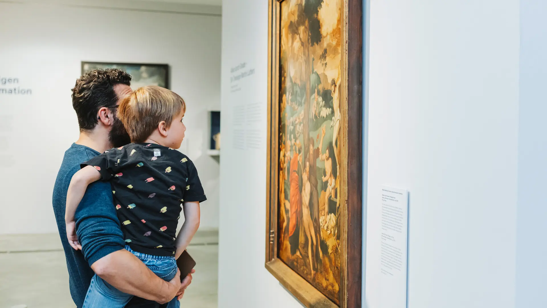 Das Keyvisual der Dauerausstellung zeigt den Schriftzug Welt im Wandel in weißen Lettern auf schwarzem Hintergrund. In schmalen Streifen, die sich zum Logo des Landesmuseums zusammensetzen sind Detailaufnahmen von Kunstwerken zu sehen.