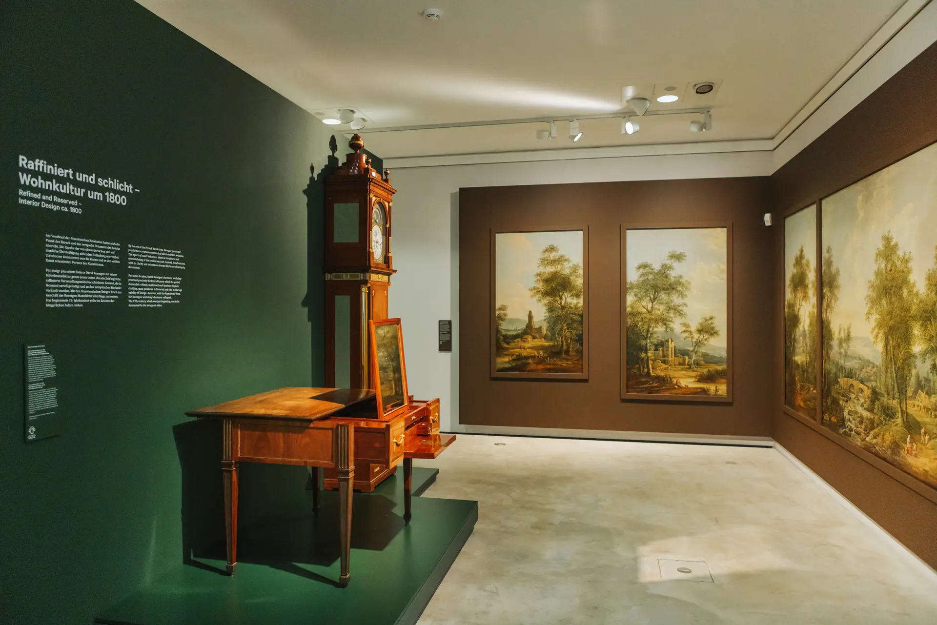 Ein Ausstellungsraum der Dauerausstellung Welt im Wandel im Landesmuseum mit historischen Möbeln und großformatigen Landschaftsdarstellungen.