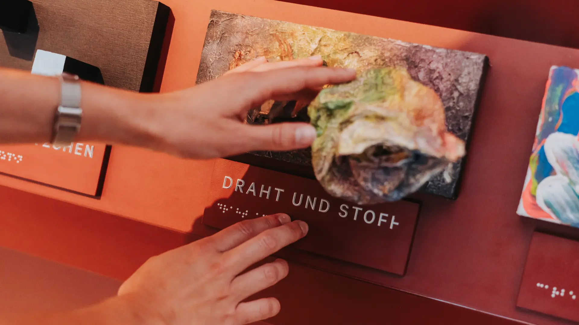 Hände befühlen eine inklusive Taststation.
