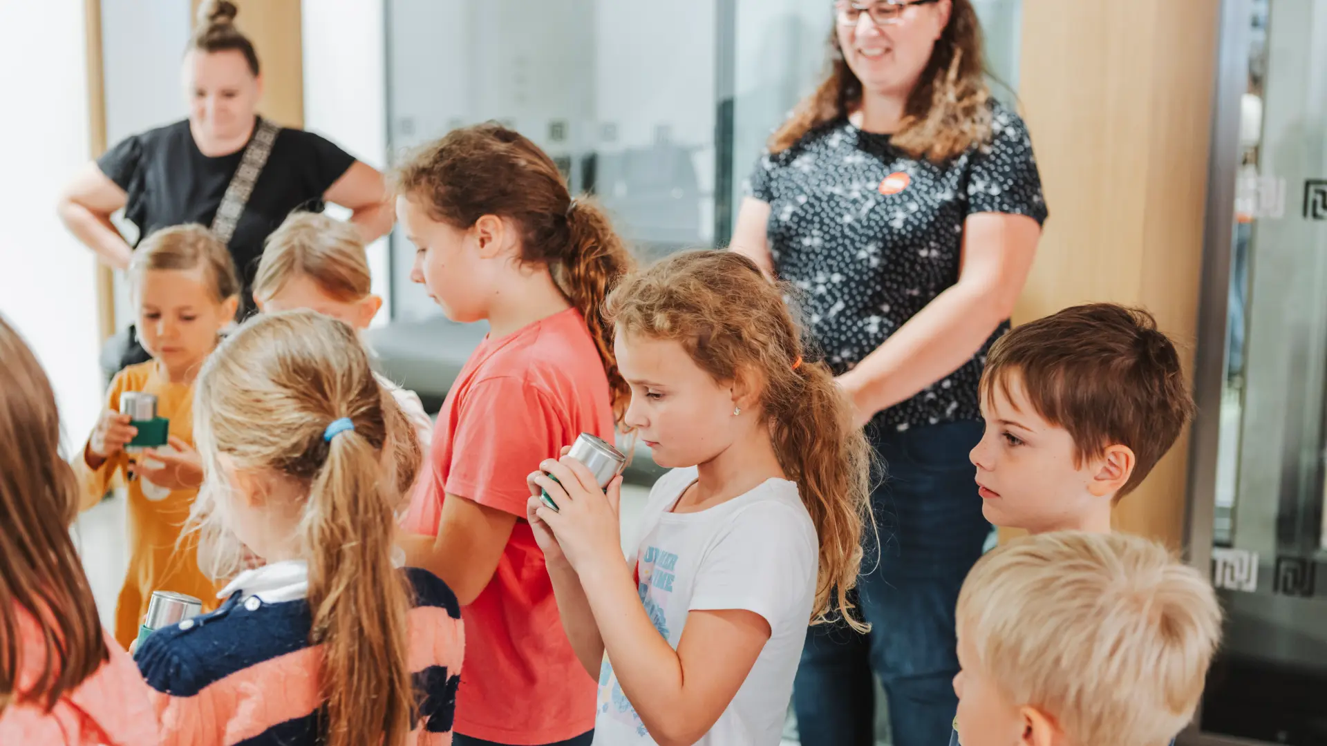 Eine Gruppe Kinder im Museum.