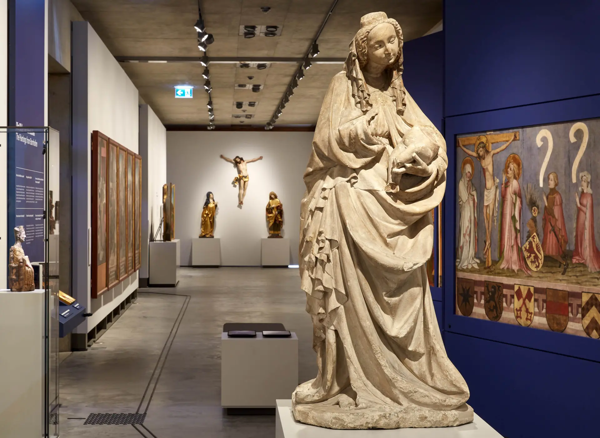 Die ABteilung Mittelalter in der Dauerausstellung des Landesmuseums mit zahlreichen christlichen Skulpturen und Gemälden in einem langen Raum.