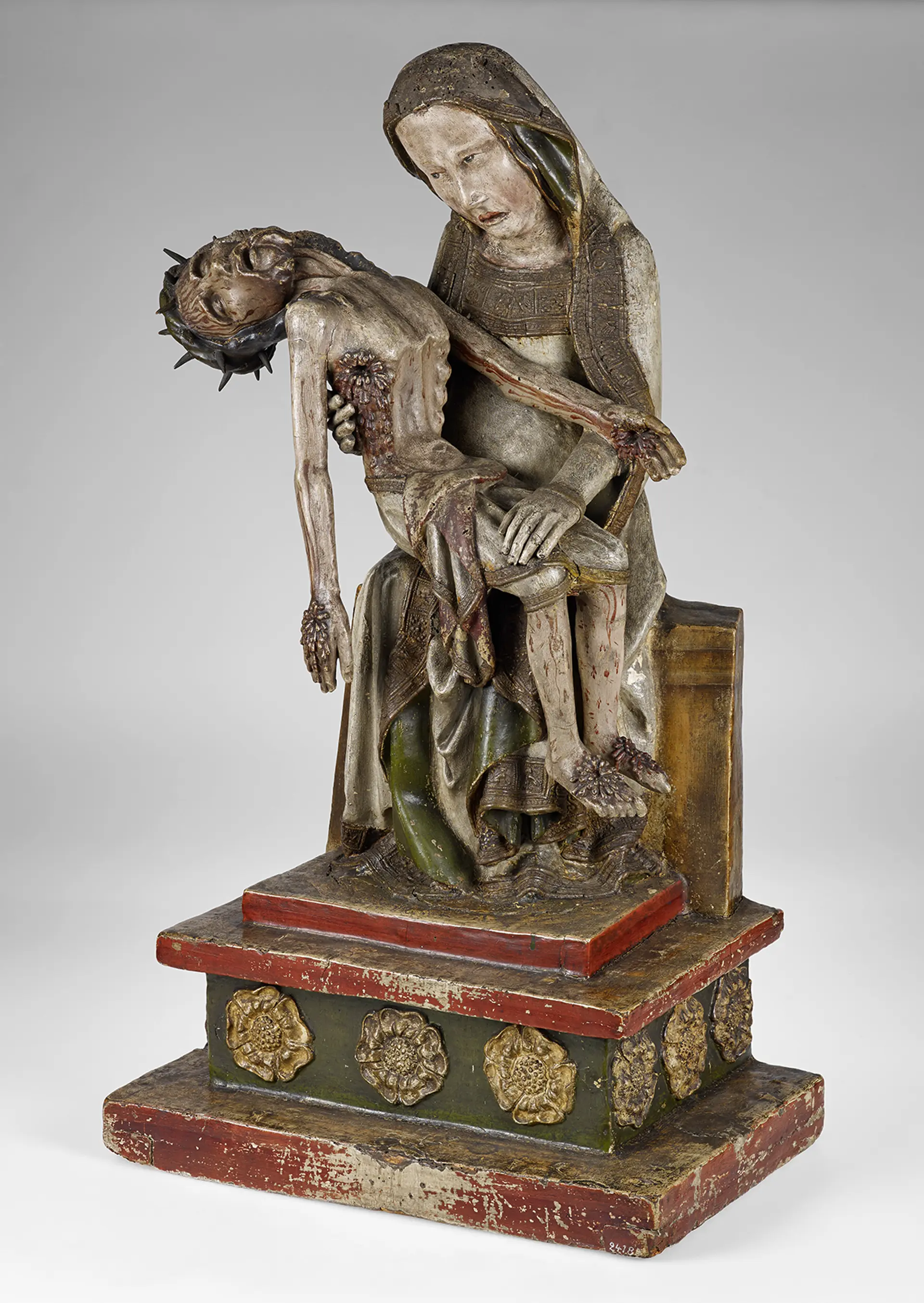 Eine Skulptur der trauernden Maria mit dem vom Kreuz abgenommenen Jesus auf ihrem Schoß. Beide sehen krank und ausgemergelt aus.