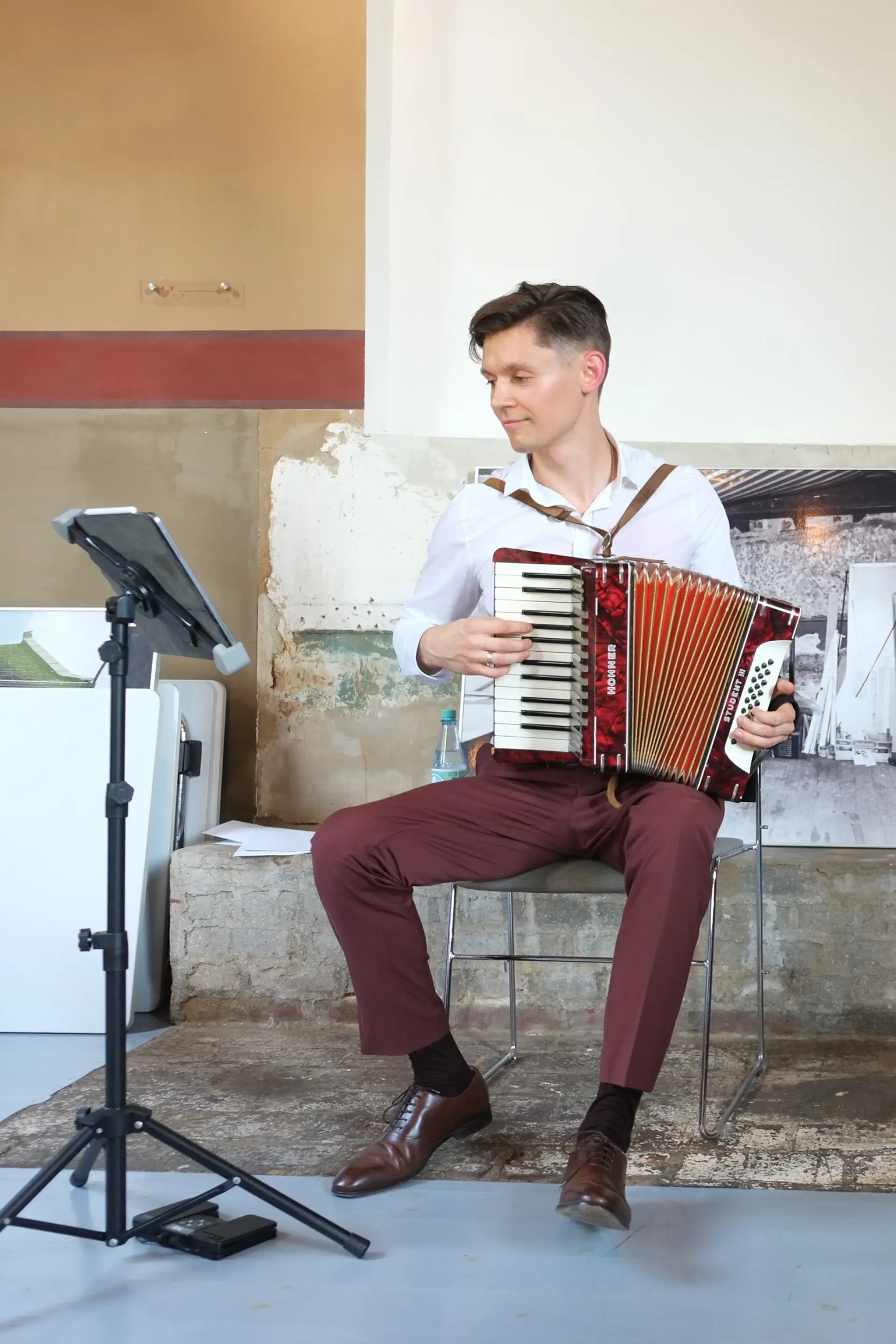Ein Akkordeon-Spieler spielt in der Synagoge