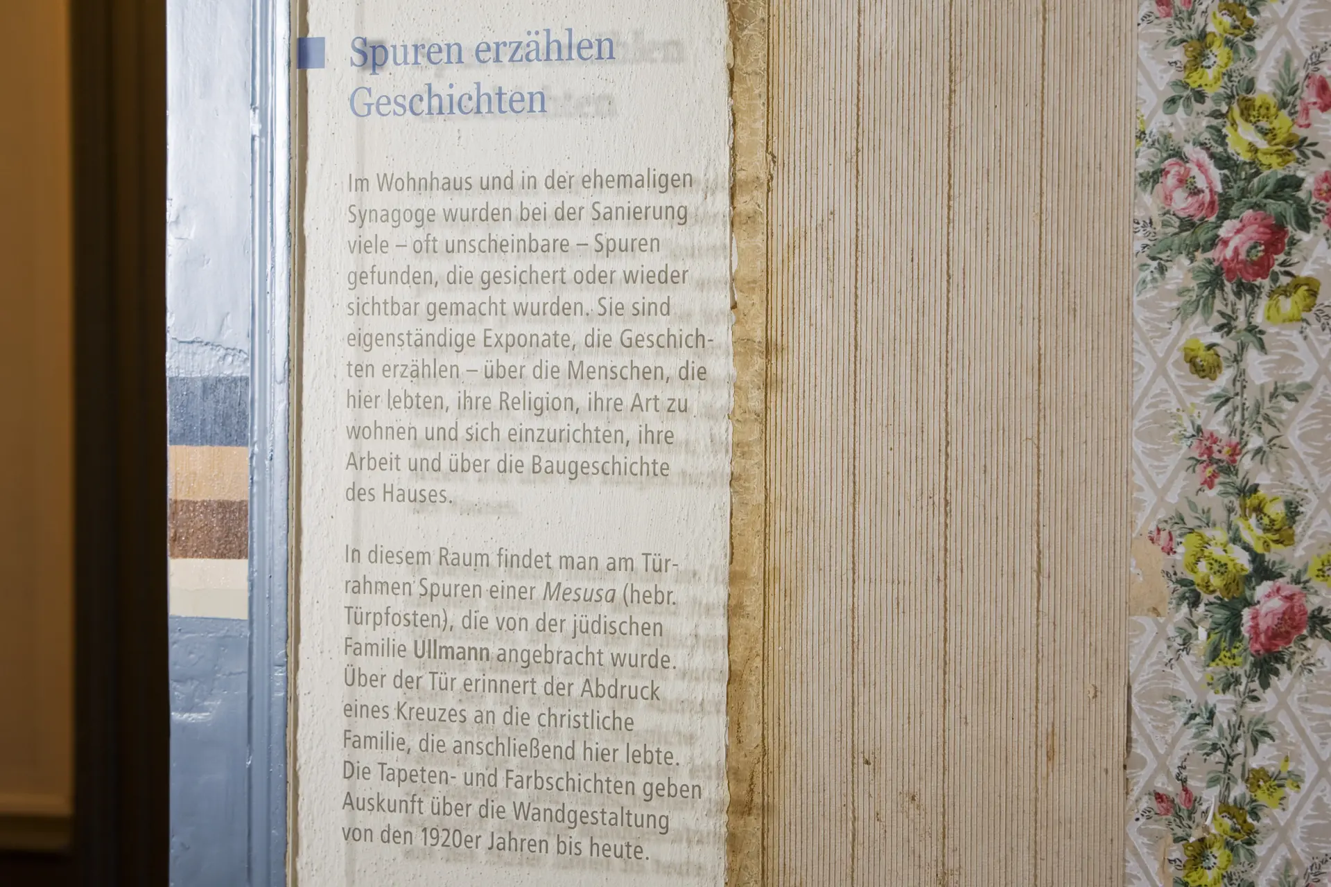 Mehrere Tapetenschichten aus verschiedenen Zeiten an einer Wand.